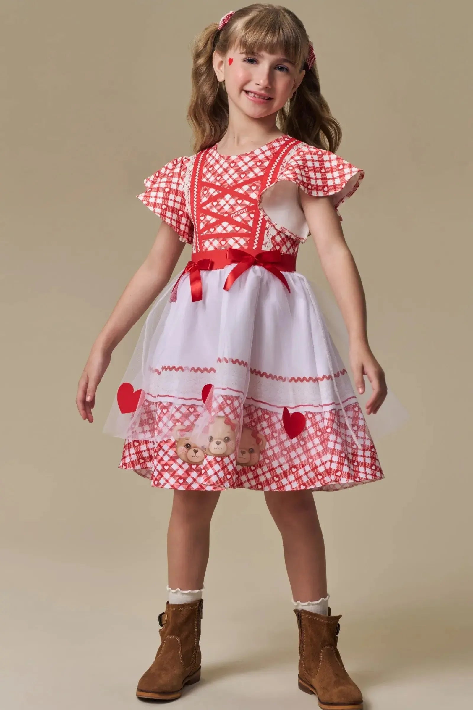 Vestido em Fly Tech Nylon e Tule Vermelho Como a Maçã Do Amor com Corações e Laços Aplicados. Doçura e Encanto Para a Festa Junina. 97504 Infanti Infantil Menina