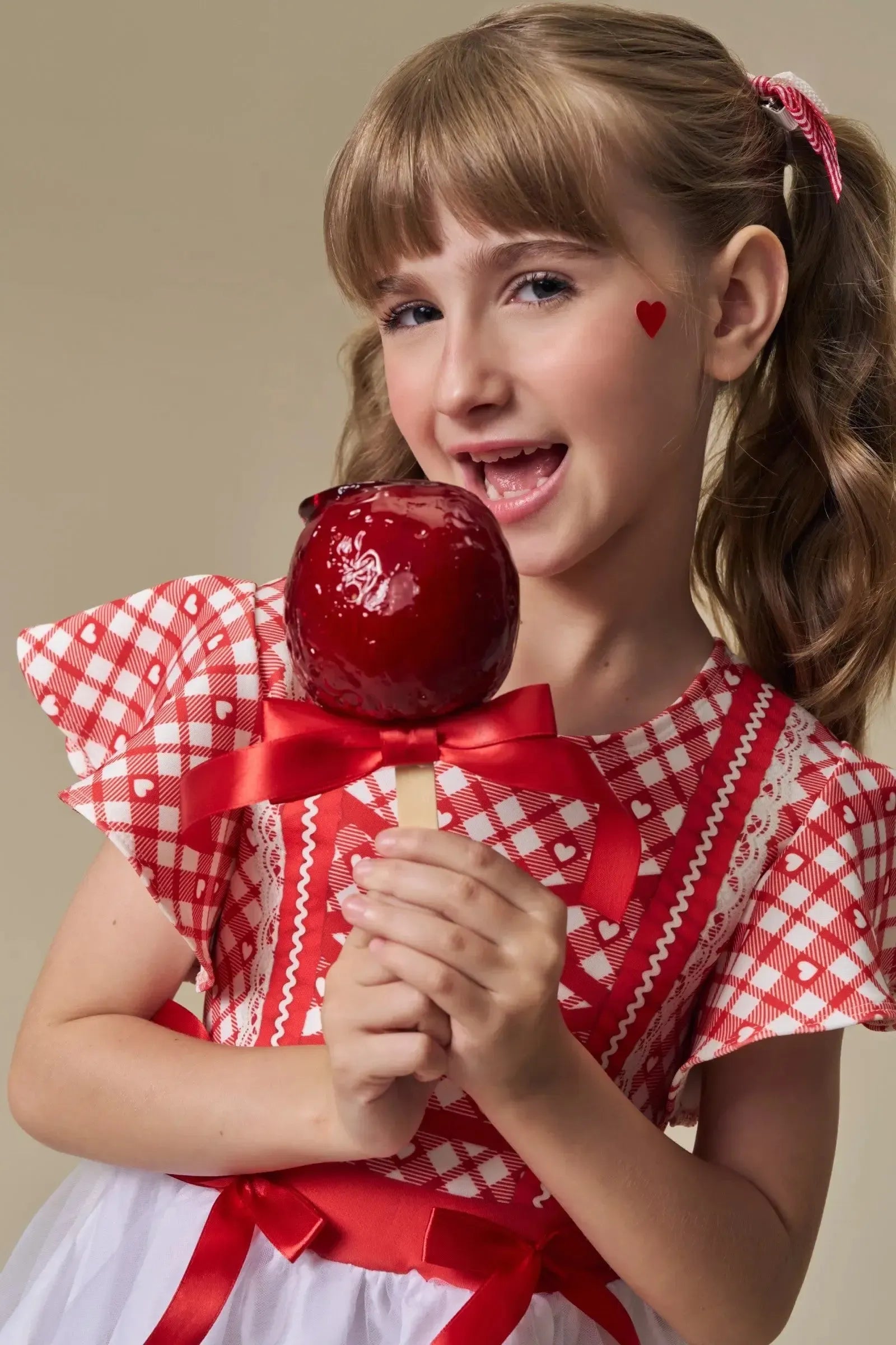 Vestido em Fly Tech Nylon e Tule Vermelho Como a Maçã Do Amor com Corações e Laços Aplicados. Doçura e Encanto Para a Festa Junina. 97504 Infanti Infantil Menina