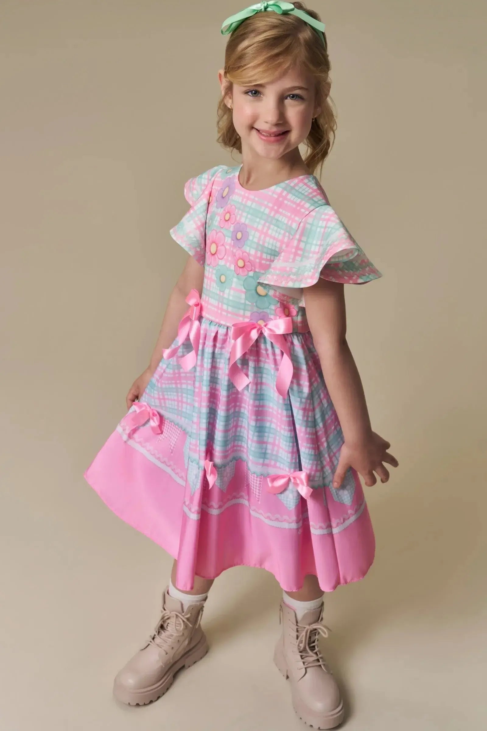 Vestido em Fly Tech e Nylon com Laços Aplicados e Estampa Delicada. Toda a Doçura Da Caipira Princess Para Comemorar a Festa Junina. 97505 Infanti Infantil Menina