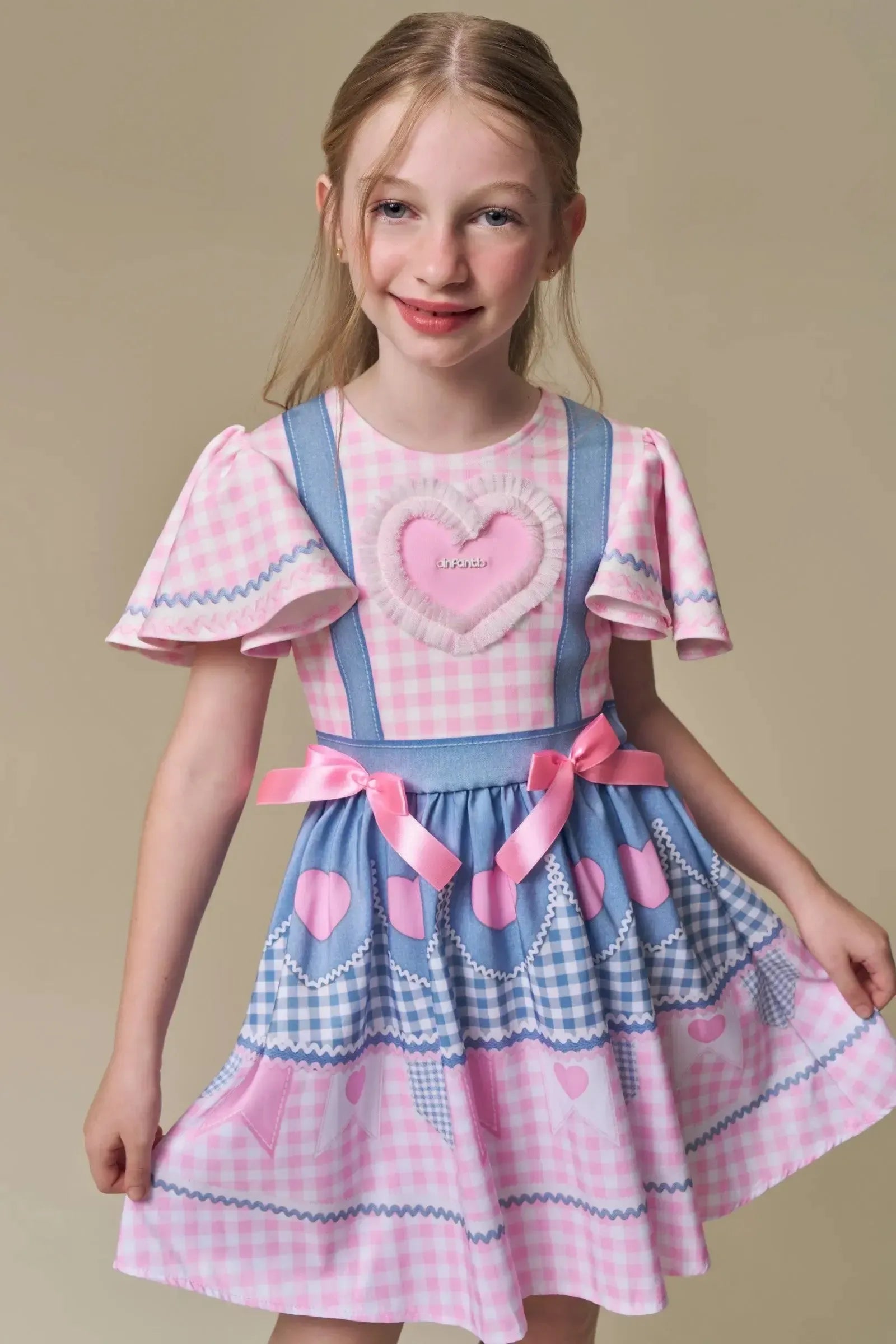 Vestido em Fly Tech e Nylon em Delicado Mix de Azul e Rosa com Coração Bordado em Tule. Um Traje Caipira Chic e Encantador Da Infanti. 97507 Infanti Infantil Menina