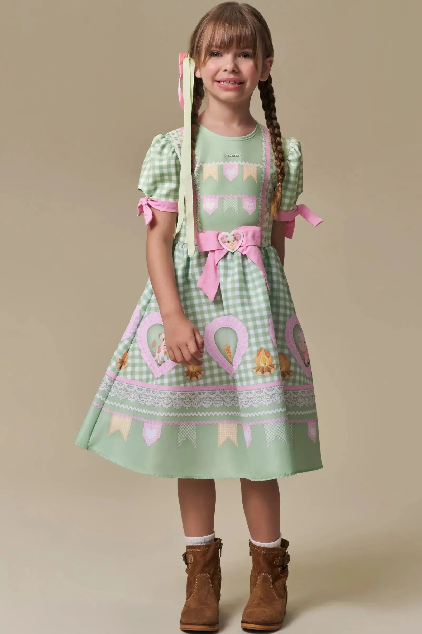 Vestido em Fly Tech e Nylon Estilo Caipira Fazendeira em Verde e Rosa Mangas com Amarração e Laço Frontal com Patch. Ideal Para O São João Infanti. 97508 Infanti Infantil Menina