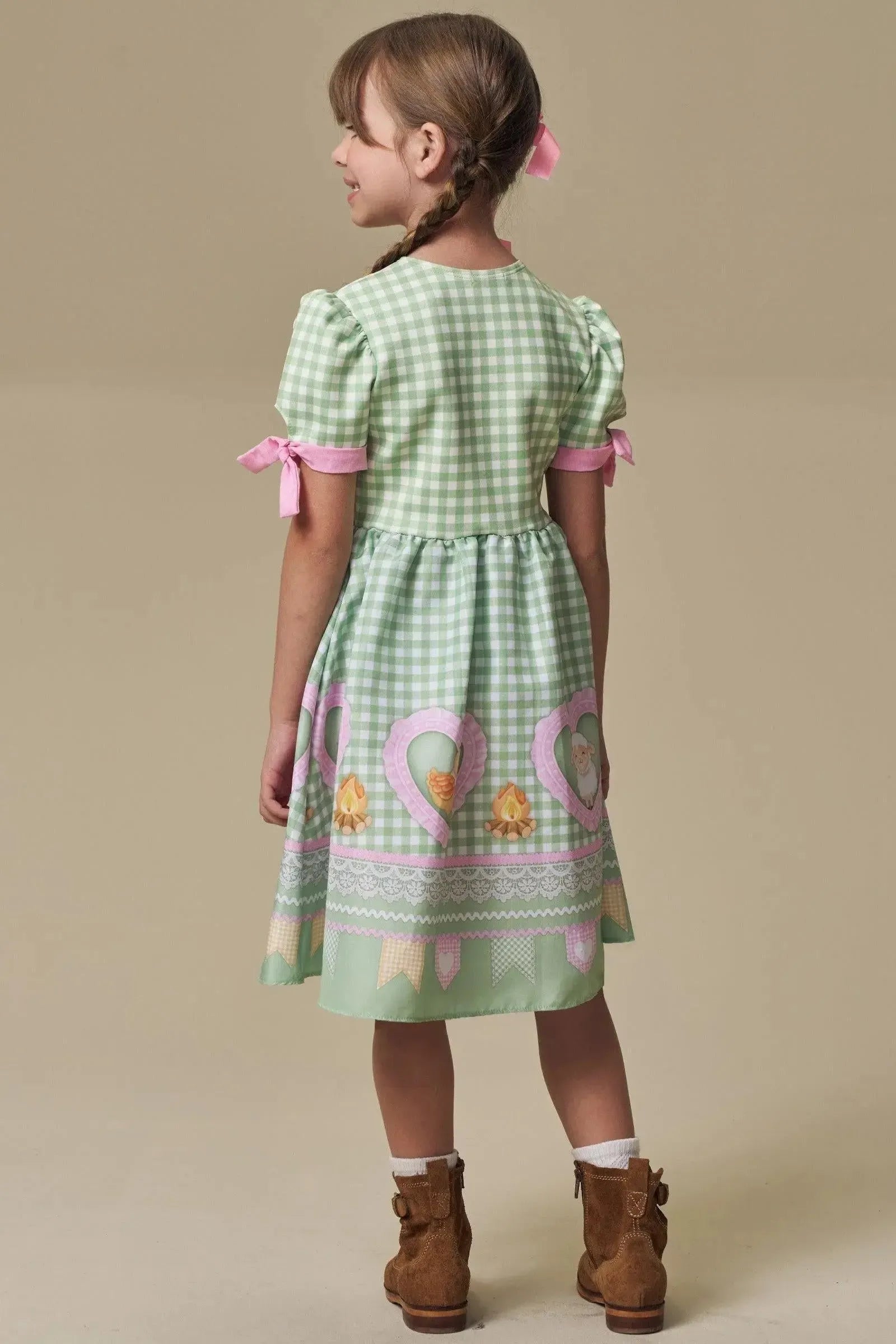 Vestido em Fly Tech e Nylon Estilo Caipira Fazendeira em Verde e Rosa Mangas com Amarração e Laço Frontal com Patch. Ideal Para O São João Infanti. 97508 Infanti Infantil Menina