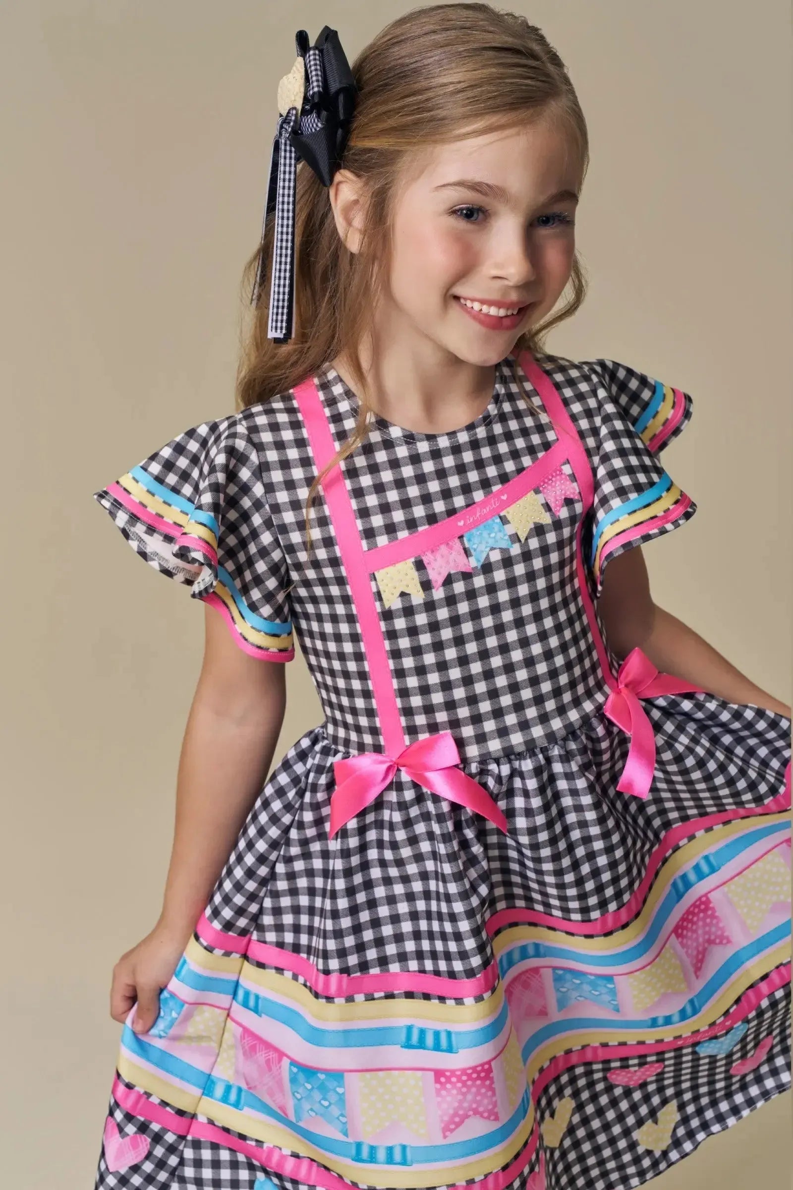 Vestido em Fly Tech e Nylon Estampa Xadrez com Bandeirinhas Coloridas e Laços Aplicados. Estilo Junino com Toque Fashion Da Infanti. 97509 Infanti Infantil Menina