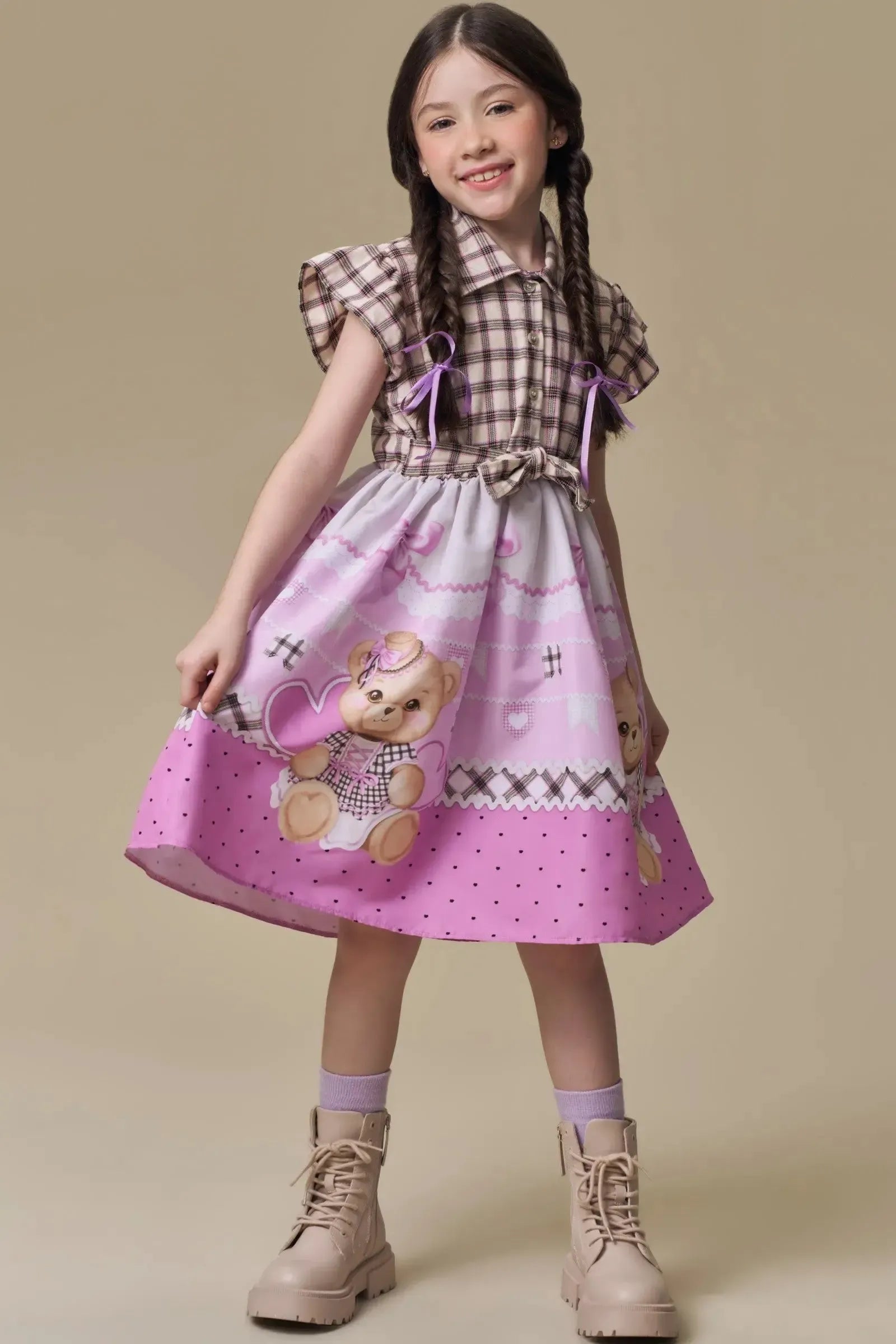 Vestido com Camisa Xadrez e Saia em Nylon com Estampa de Urso Junino. Um Look Caipira Boneca com Charme e Estilo Para O São João. 97510 Infanti Infantil Menina