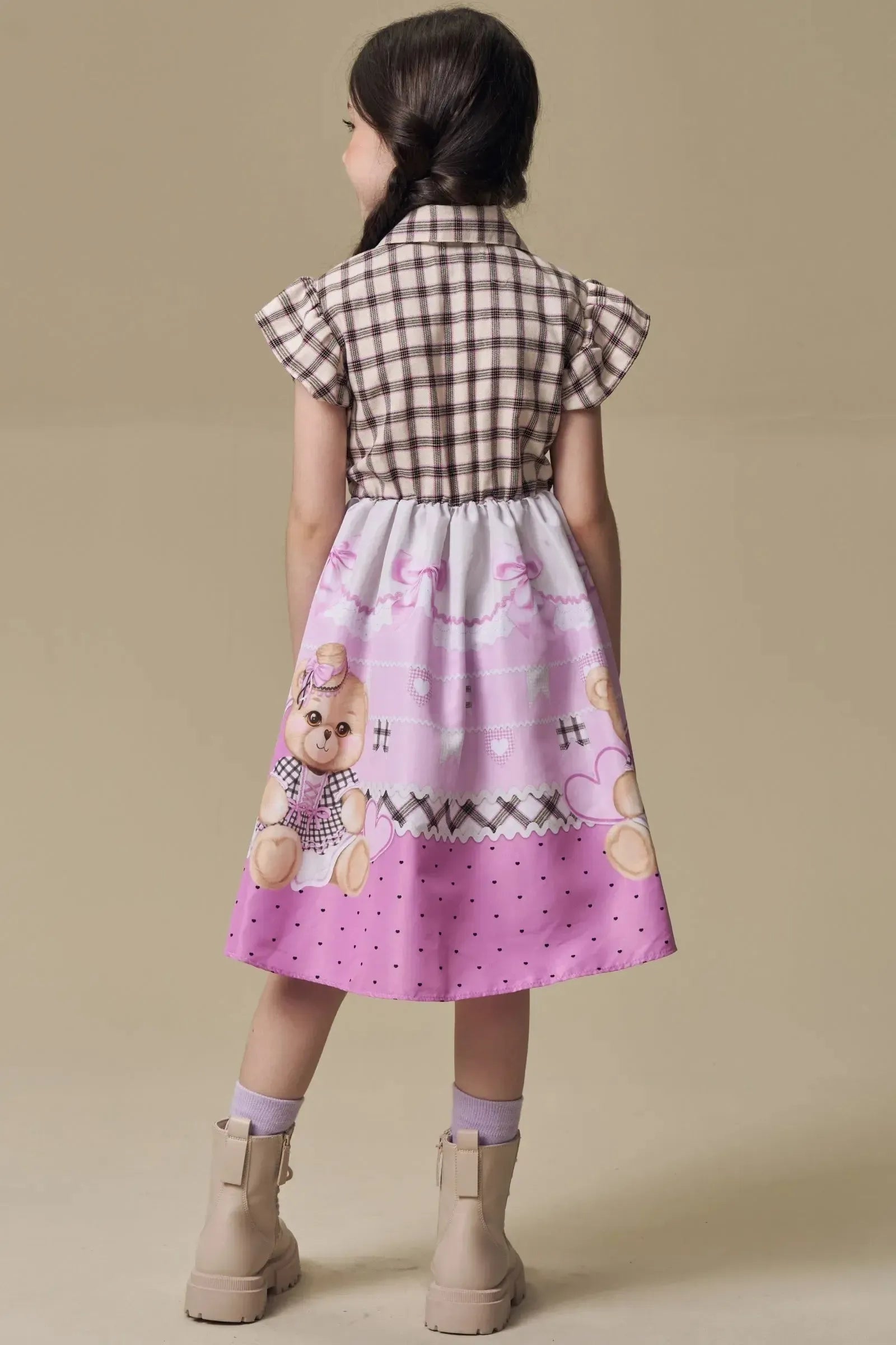 Vestido com Camisa Xadrez e Saia em Nylon com Estampa de Urso Junino. Um Look Caipira Boneca com Charme e Estilo Para O São João. 97510 Infanti Infantil Menina