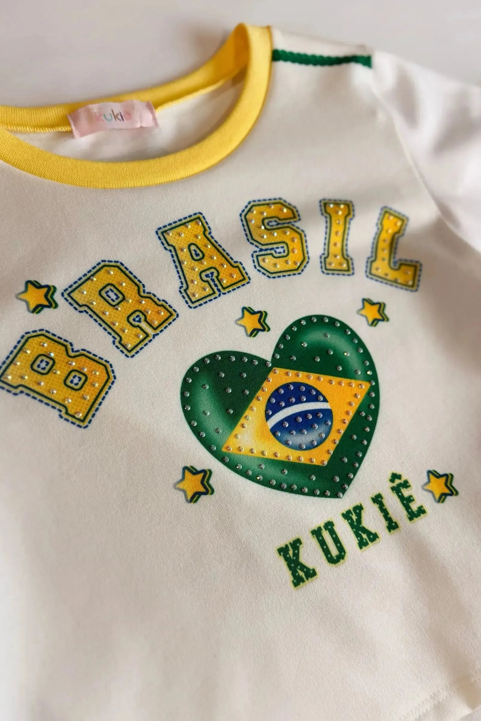 Blusa em Malha Power com Bandeira Do Brasil em Formato de Coração. Estampa Nas Costas com O Número Que Faz a Torcida Kukiê Brilhar. 99742 Kukiê Infantil Menina