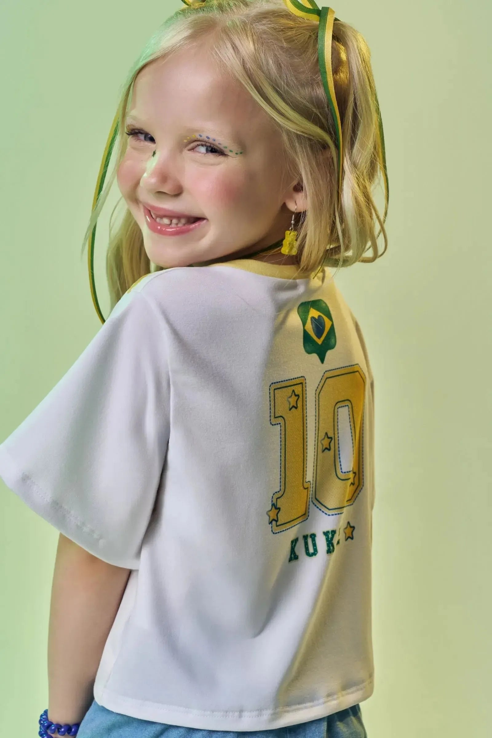 Blusa em Malha Power com Bandeira Do Brasil em Formato de Coração. Estampa Nas Costas com O Número Que Faz a Torcida Kukiê Brilhar. 99742 Kukiê Infantil Menina