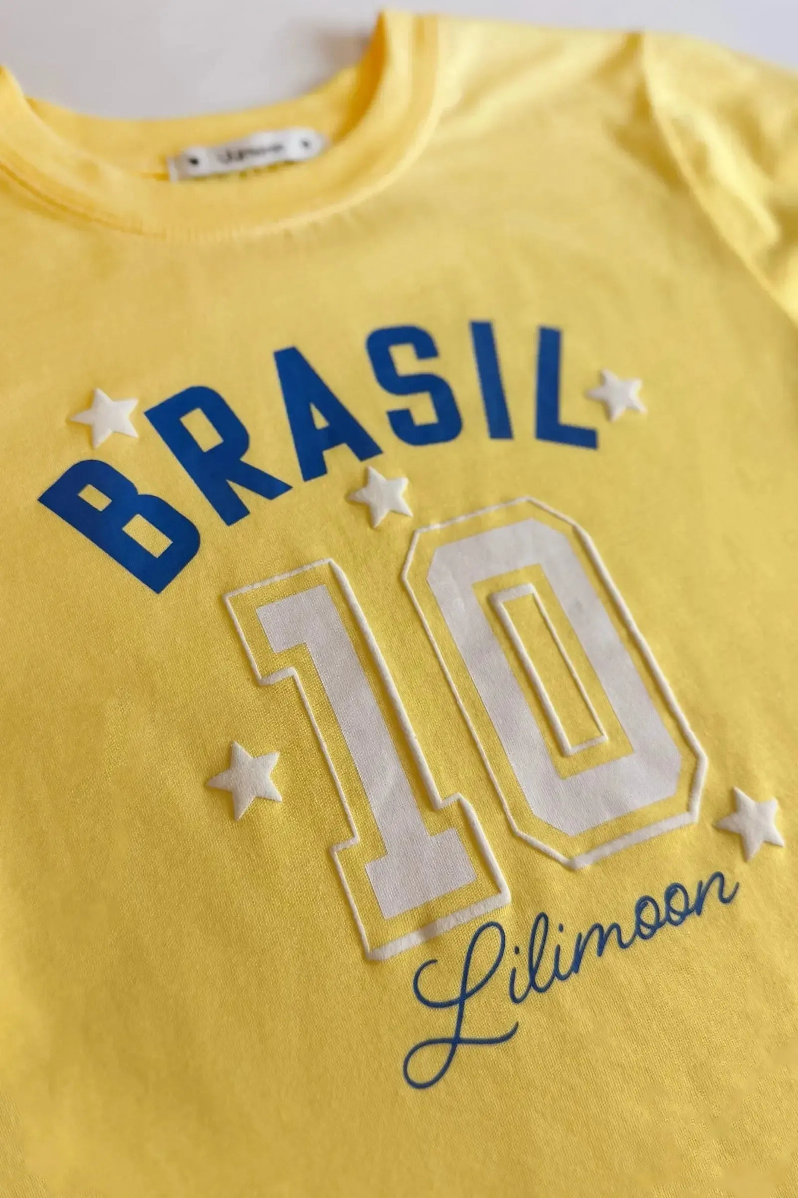 Blusa em Meia Malha Algodão Prime com Detalhe de Friso Sobreposto Nas Mangas Perfeita Para Entrar No Clima Da Copa. Estampa com Detalhes em Relevo. 99700 Lilimoon Teen Menina