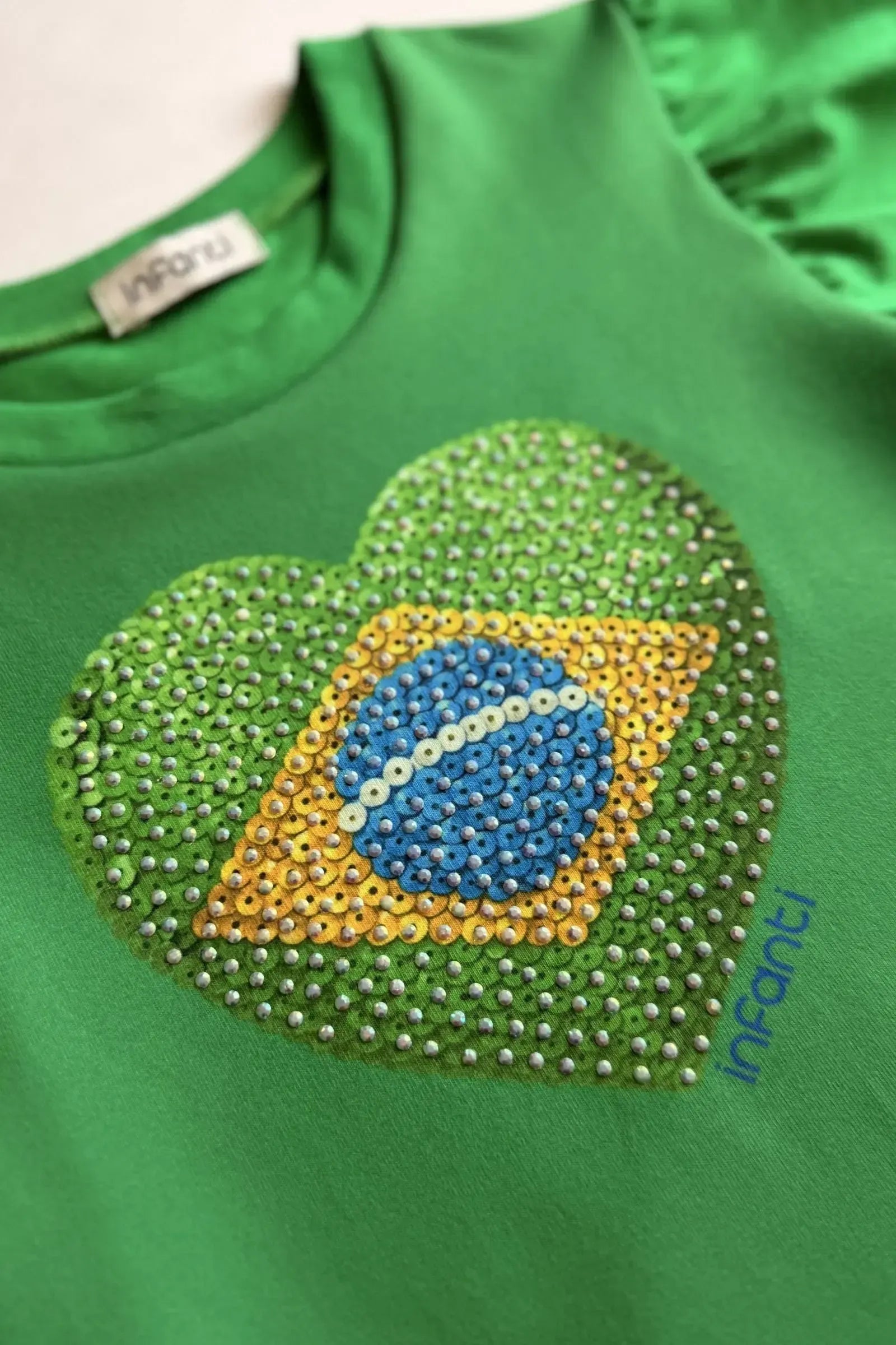 Blusa em Meia Malha Algodão Prime com Detalhe Na Manga. Estampa de Coração com a Bandeira Do Brasil e Muito Brilho Para Torcer com Amor e Estilo. 99744 Infanti Infantil Menina