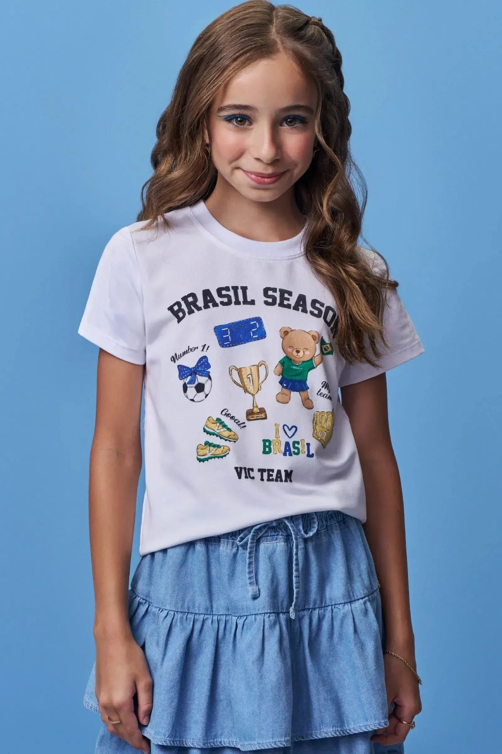 Blusa em Meia Malha Algodão Prime Conforto Para Entrar No Clima Da Copa. Estampa Temática Brasil em Estilo Fun Divertida e com Detalhes em Strass. 99762 Vic Teen Menina