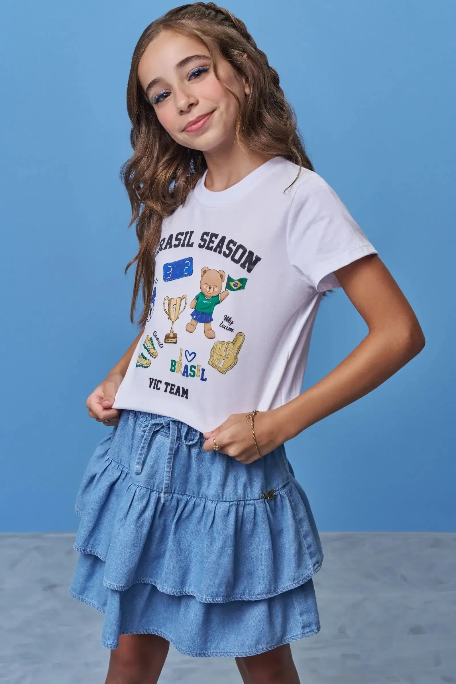 Blusa em Meia Malha Algodão Prime Conforto Para Entrar No Clima Da Copa. Estampa Temática Brasil em Estilo Fun Divertida e com Detalhes em Strass. 99762 Vic Teen Menina