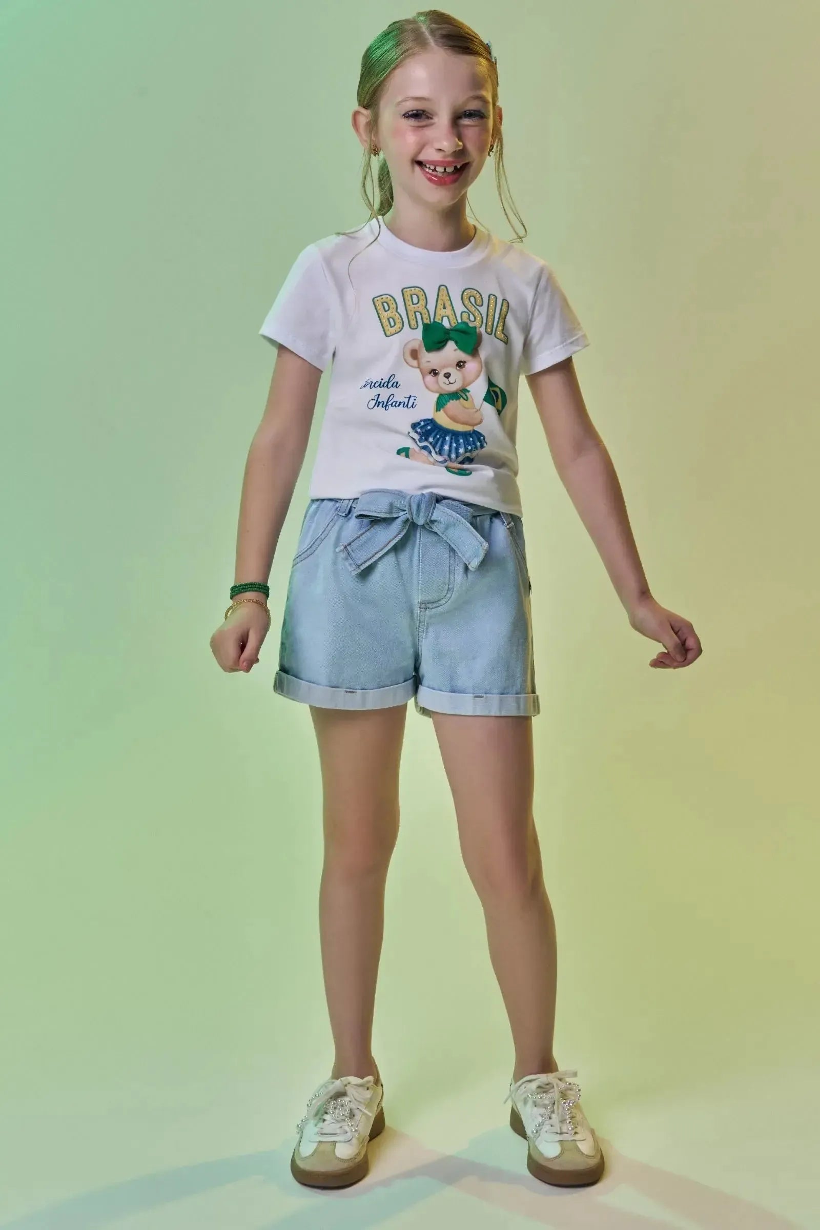 Blusa em Meia Malha Algodão Prime Conforto Para Vibrar Pelo Brasil! Estampa com a Ursinha Da Torcida Infanti Laço Aplicado e Detalhes em Strass. 99741 Infanti Infantil Menina