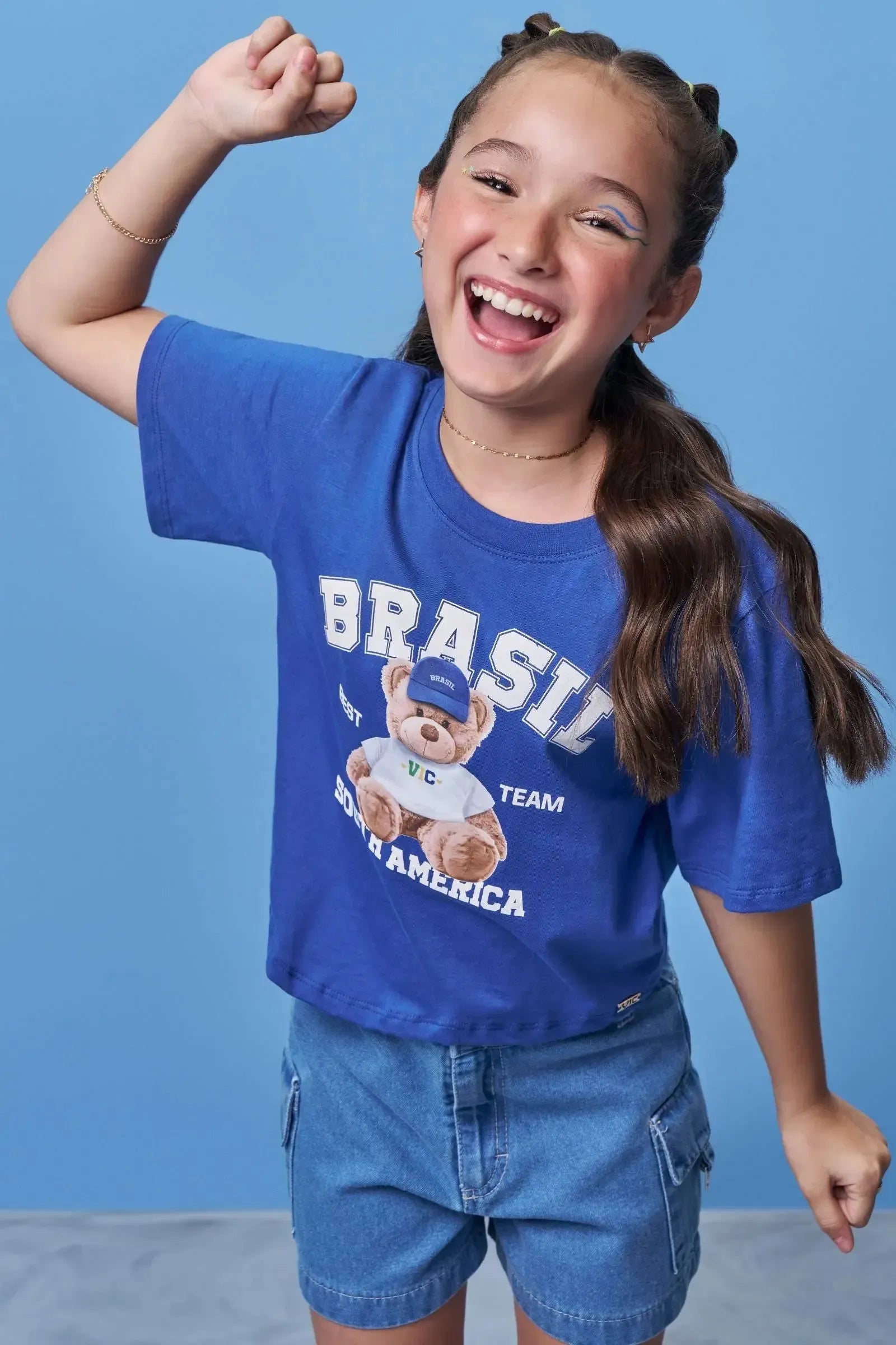 Blusa em Meia Malha Algodão Prime. Estampa de Urso Torcedor em Alta Definição Moderna e Divertida Perfeita Para Entrar No Clima Da Torcida Vic. 99760 Vic Teen Menina