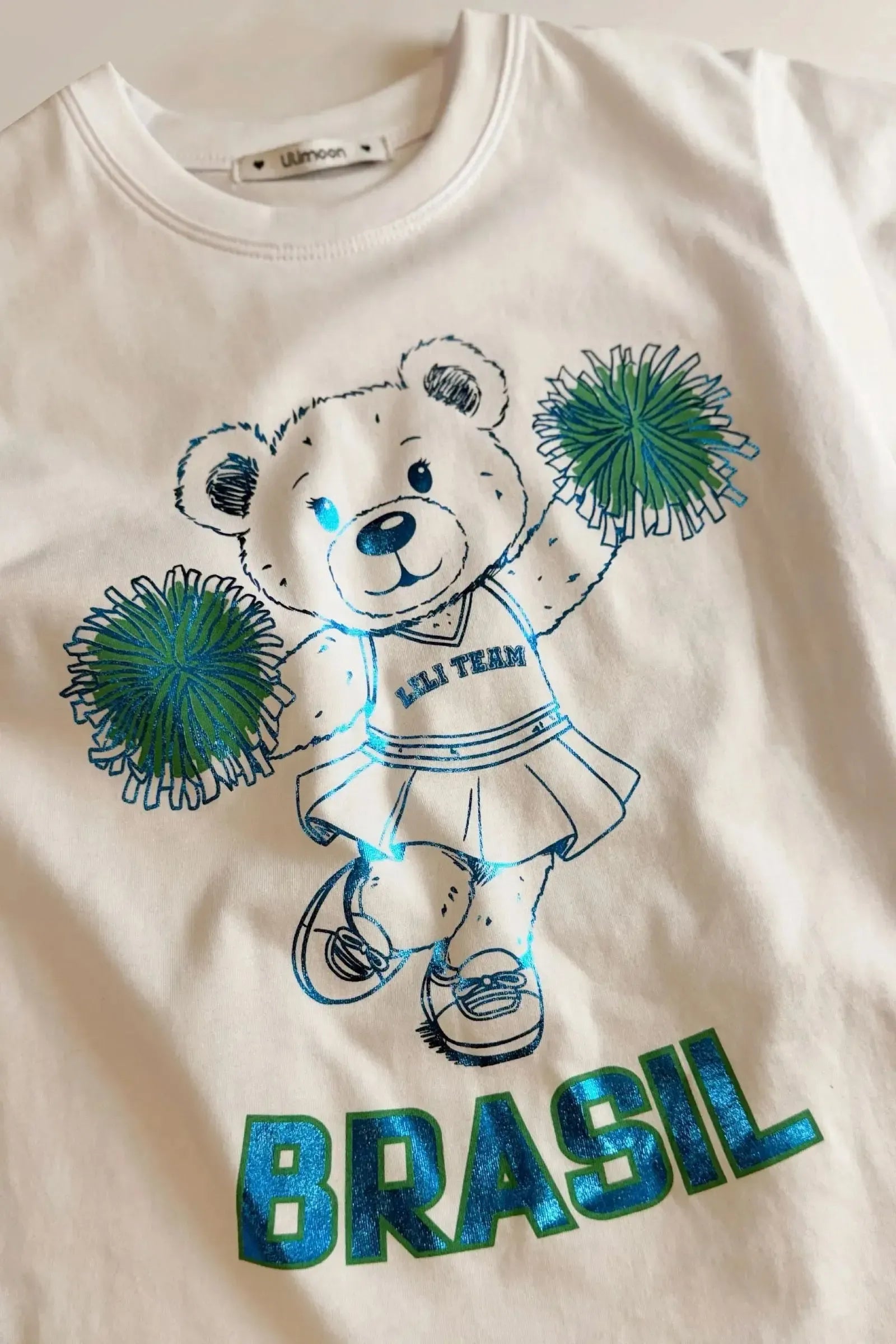 Camiseta Alongada em Meia Malha Algodão Prime com Estampa de Ursa Torcedora em Foil Azul Atual e Divertida. Vem Torcer Para O Brasil com a Lili! 99699 Lilimoon Teen Menina