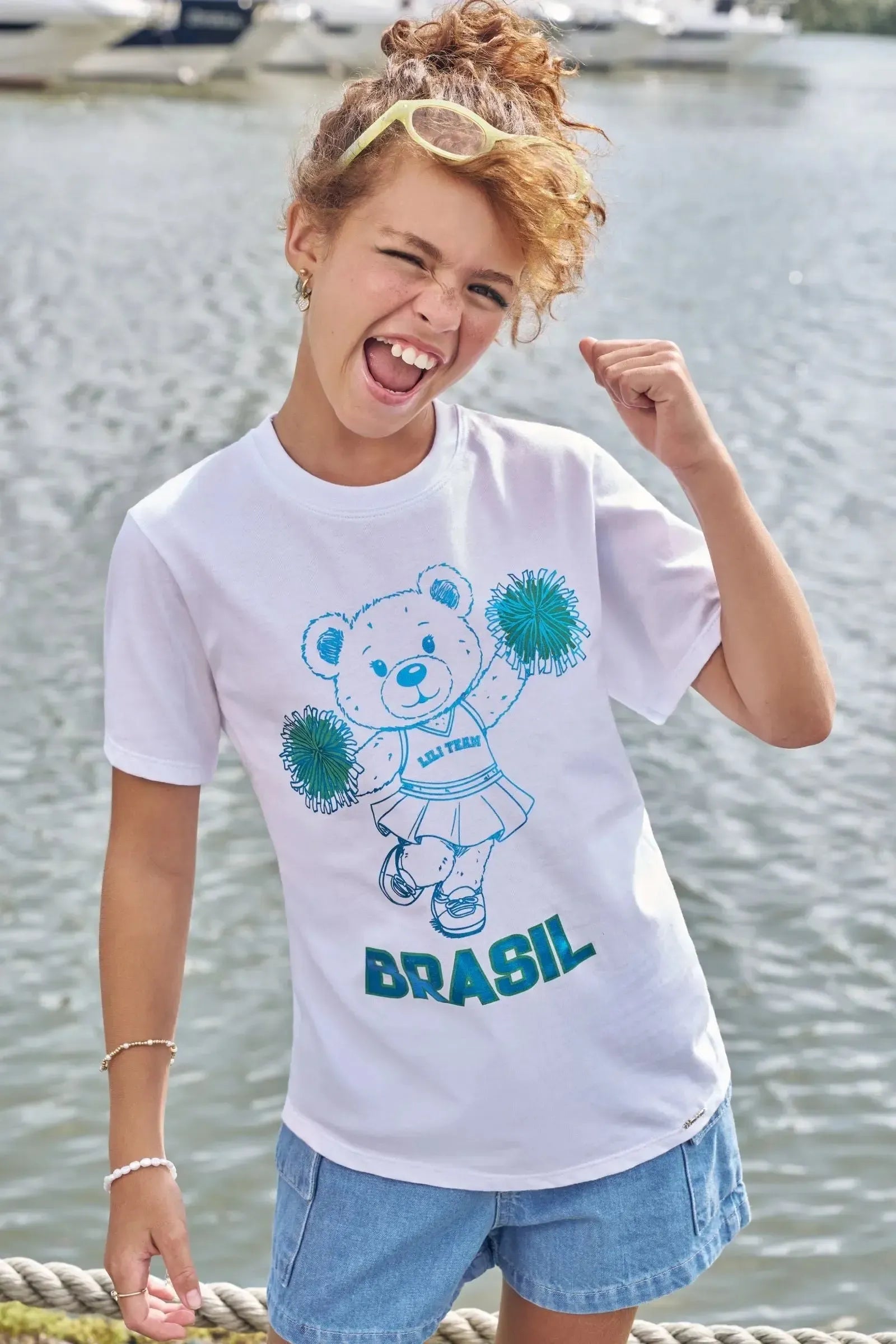 Camiseta Alongada em Meia Malha Algodão Prime com Estampa de Ursa Torcedora em Foil Azul Atual e Divertida. Vem Torcer Para O Brasil com a Lili! 99699 Lilimoon Teen Menina