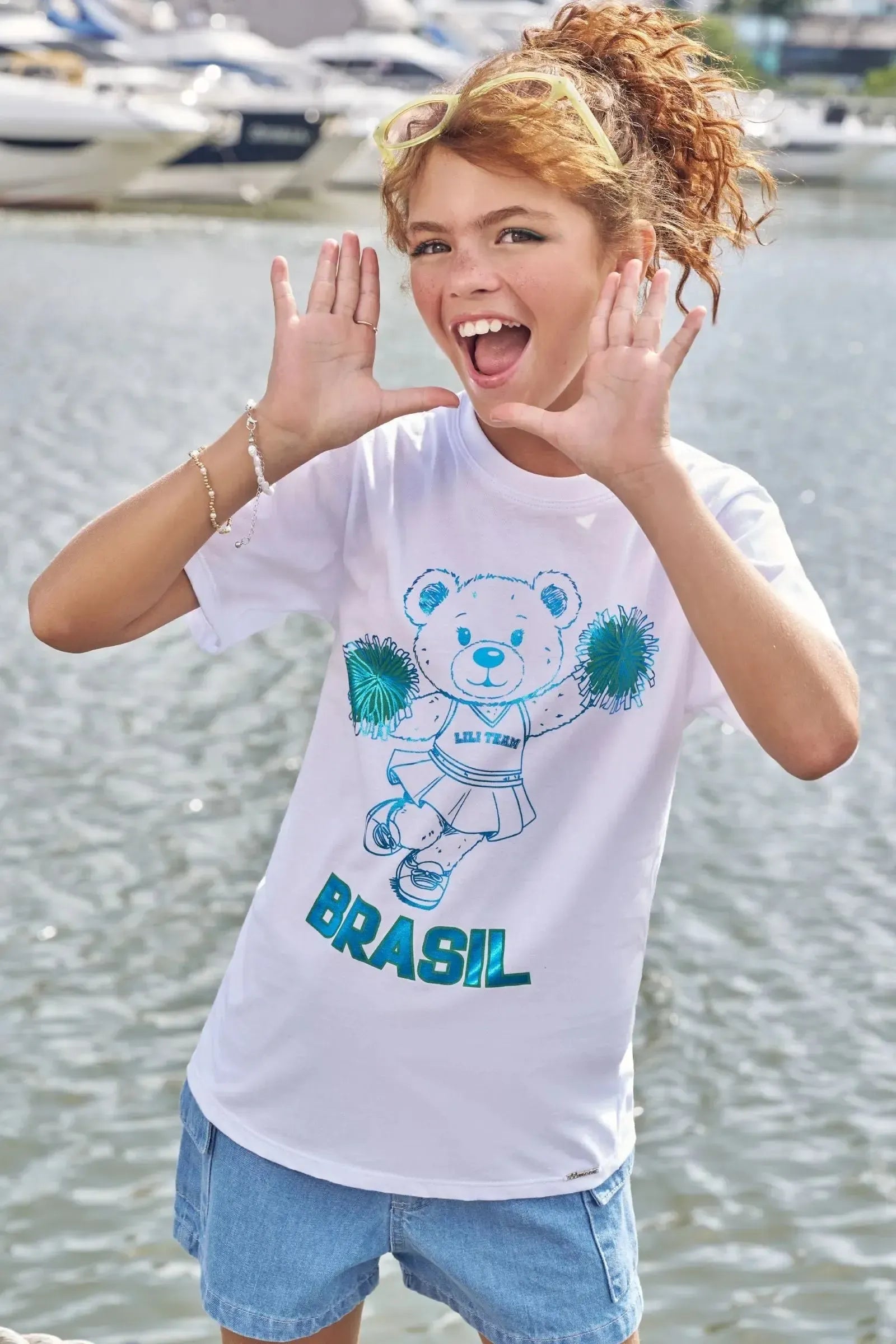 Camiseta Alongada em Meia Malha Algodão Prime com Estampa de Ursa Torcedora em Foil Azul Atual e Divertida. Vem Torcer Para O Brasil com a Lili! 99699 Lilimoon Teen Menina