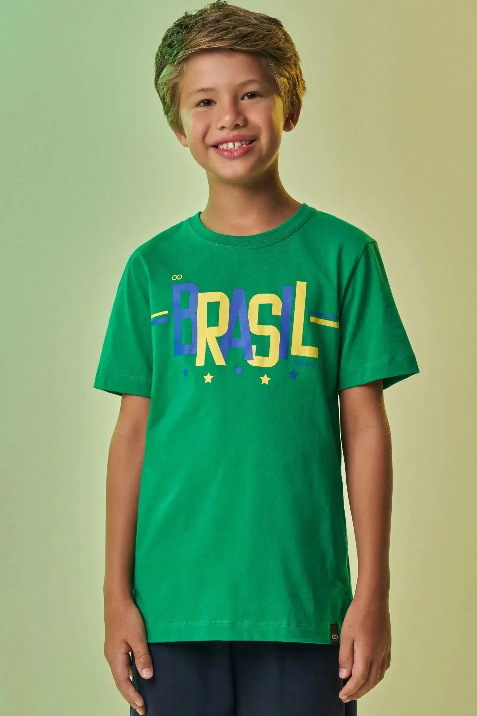 Camiseta em Meia Malha Algodão Prime com Estampa Brasil Moderna e Etiqueta Clip Que Valoriza O Visual. 99769 LucBoo Infantil Menino