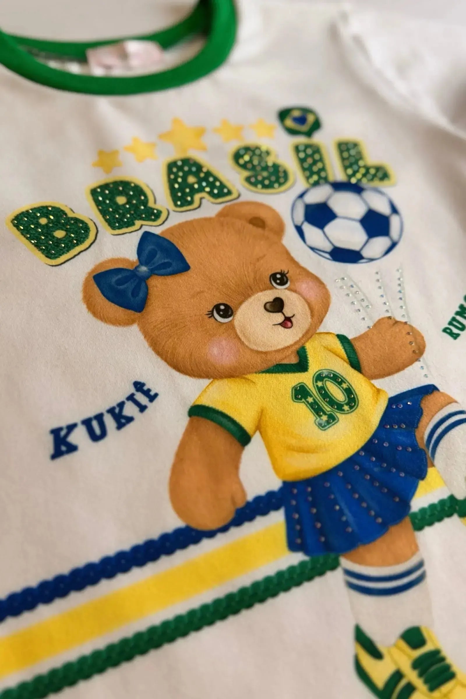 Camiseta em Meia Malha Algodão Prime com Ursinha Jogadora Pronta Para Conquistar O Hexa Pelo Brasil. Une Fofura e Conforto Para Torcer com Alegria. 99740 Kukiê Infantil Menina