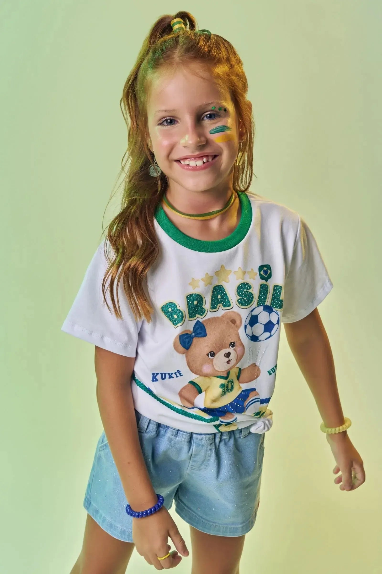 Camiseta em Meia Malha Algodão Prime com Ursinha Jogadora Pronta Para Conquistar O Hexa Pelo Brasil. Une Fofura e Conforto Para Torcer com Alegria. 99740 Kukiê Infantil Menina
