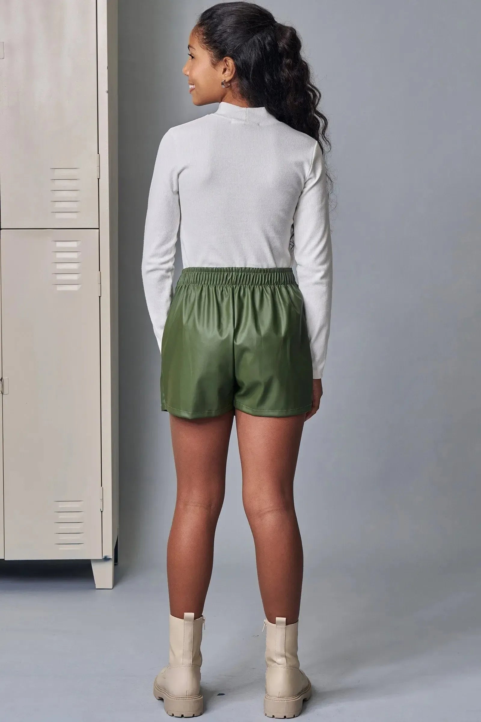 Conjunto de Blusa Boxy em Canelado Liz e Short Saia em Couro Sintético 93591 Lilimoon Teen Menina