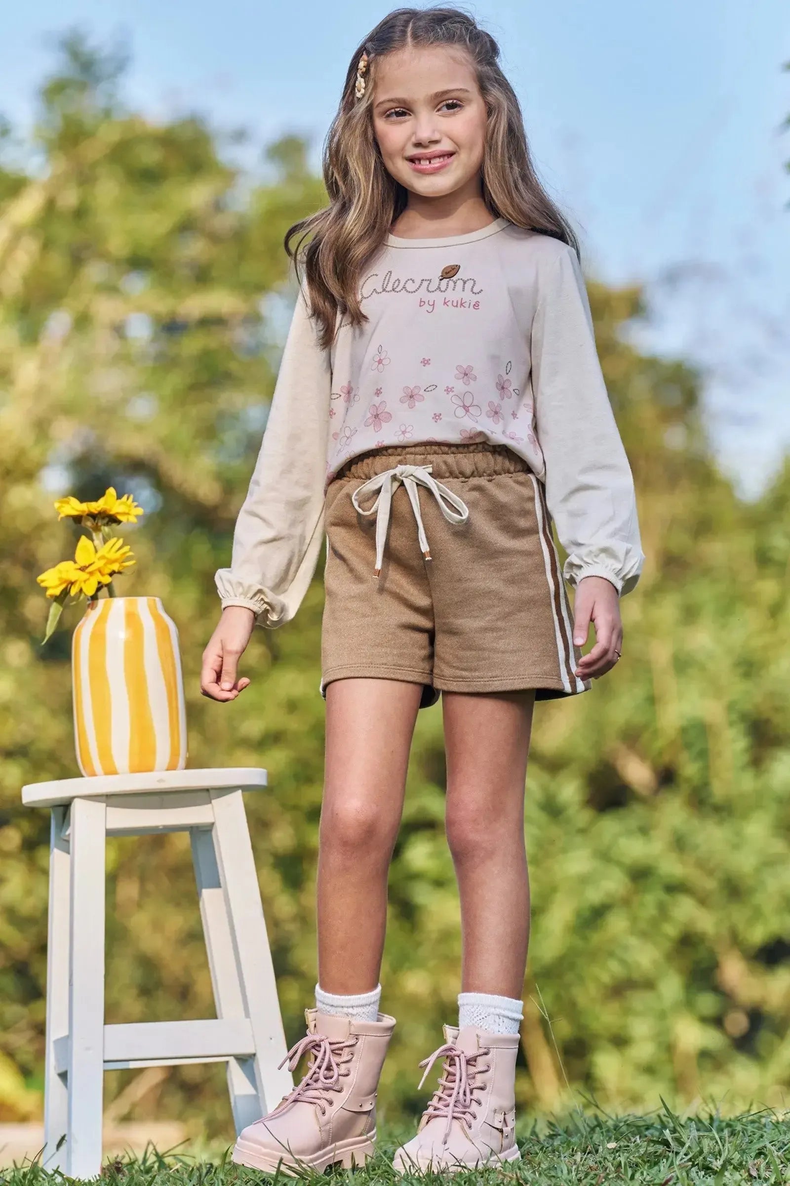 Conjunto de Blusa Boxy Over em Meia Malha e Shorts em Moletom Rajado sem Pelúcia 89592 Kukiê Infantil Menina