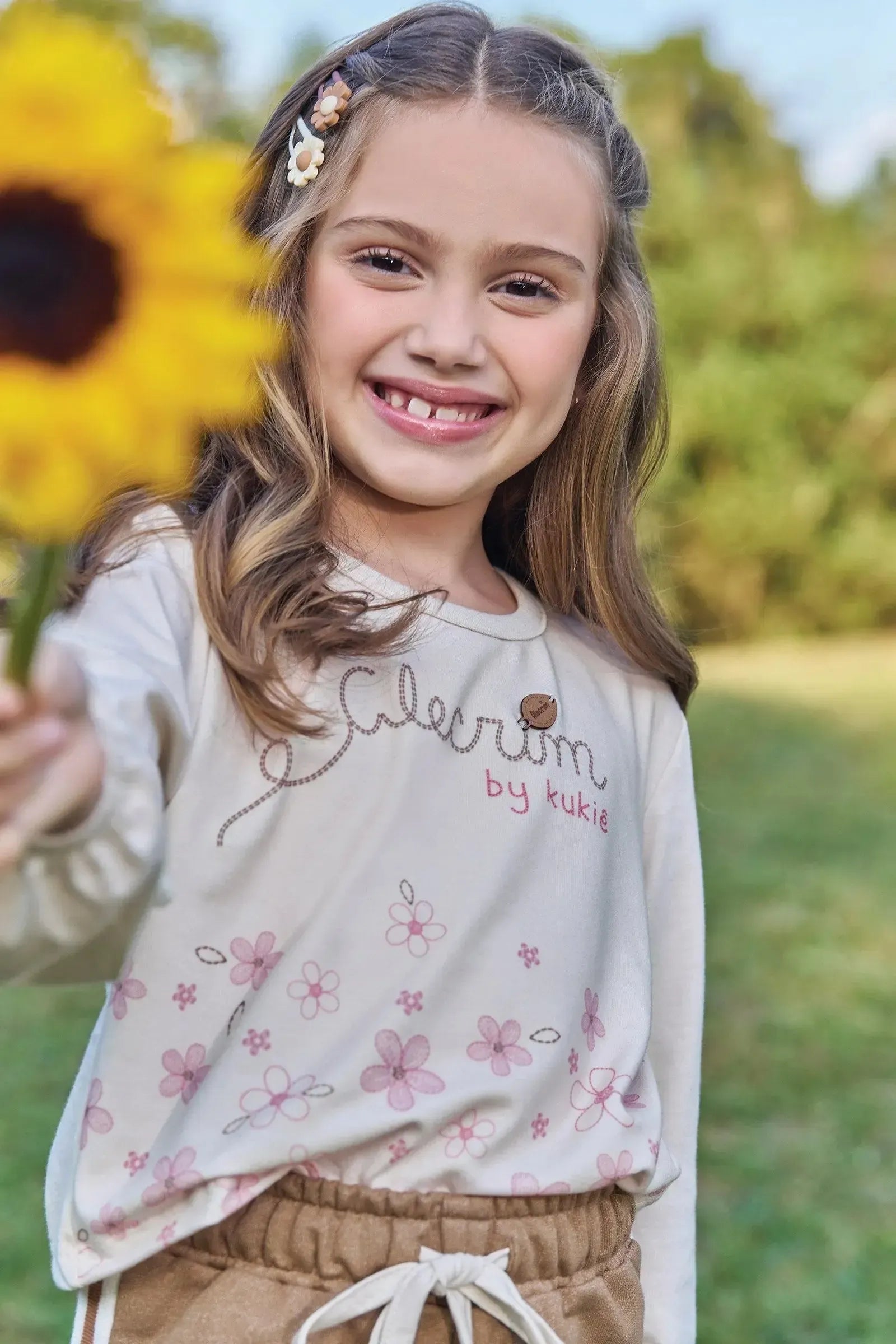 Conjunto de Blusa Boxy Over em Meia Malha e Shorts em Moletom Rajado sem Pelúcia 89592 Kukiê Infantil Menina