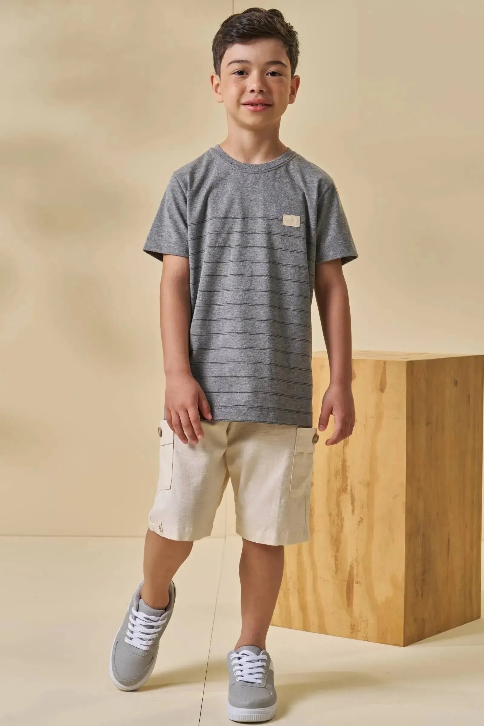 Conjunto de Camiseta em Meia Malha e Bermuda em Linho Santorine com Elastano 97176 LucBoo Infantil Menino