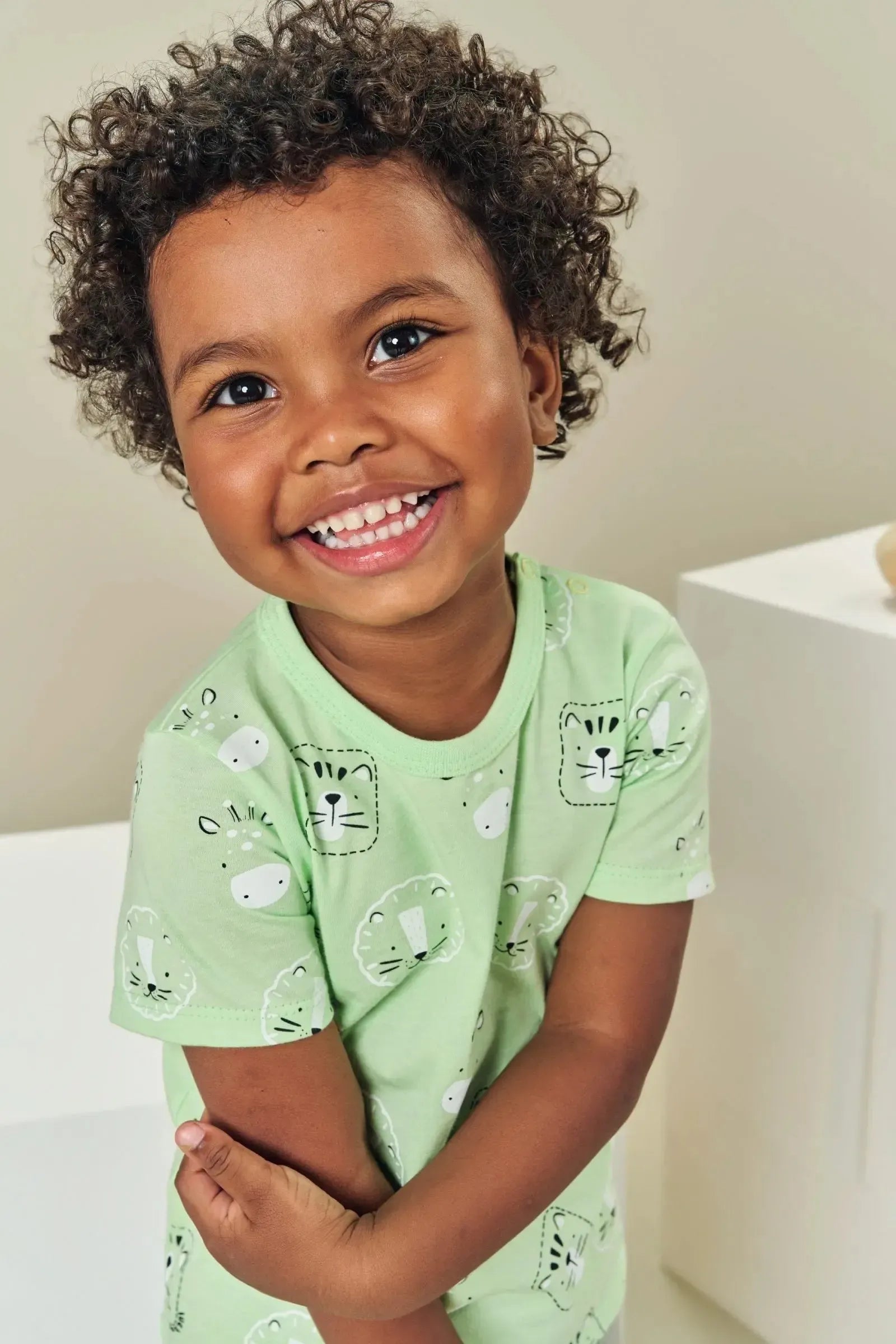 Conjunto de Camiseta em Meia Malha e Bermuda em Moletom Relevo sem Pelúcia 84760 LucBoo Bebê Menino