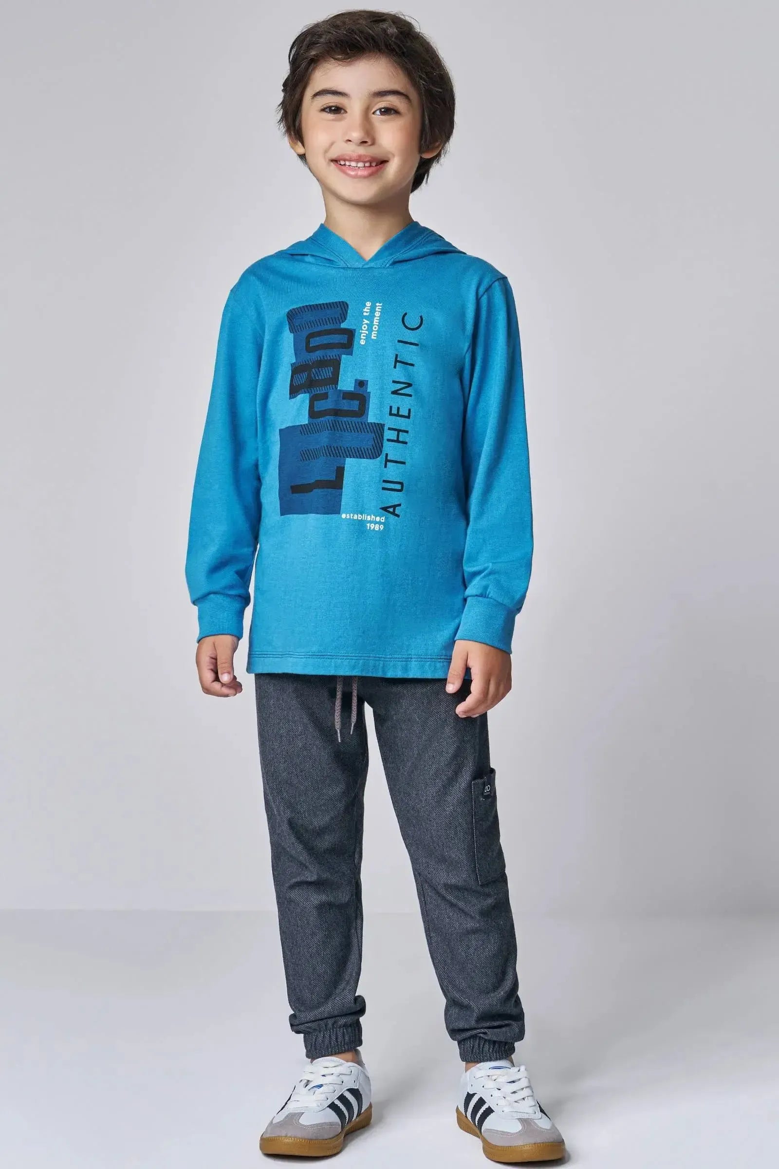 Conjunto de Camiseta em Meia Malha e Calça Jogger em Cotton Jeans com Elastano 89991 LucBoo Infantil Menino