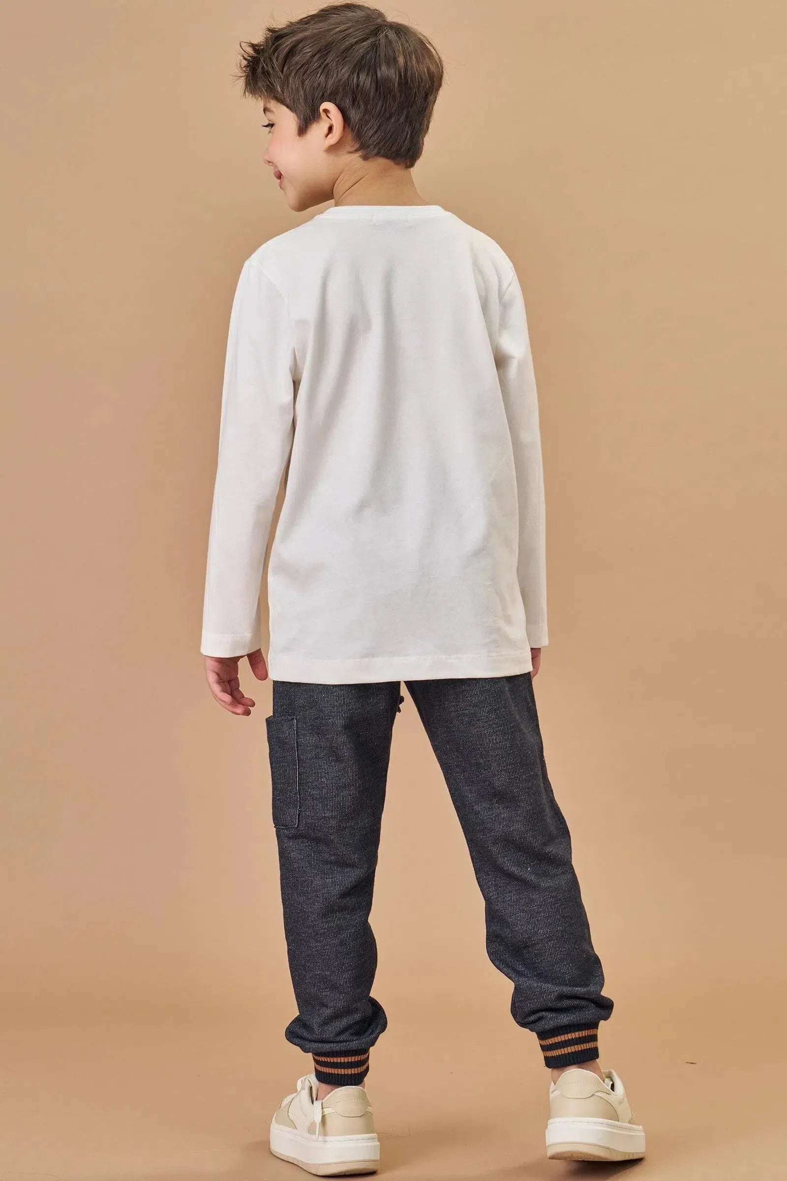 Conjunto de Camiseta em Meia Malha e Calça Jogger em Moletom Trabalhado sem Pelúcia 81350 LucBoo Infantil Menino