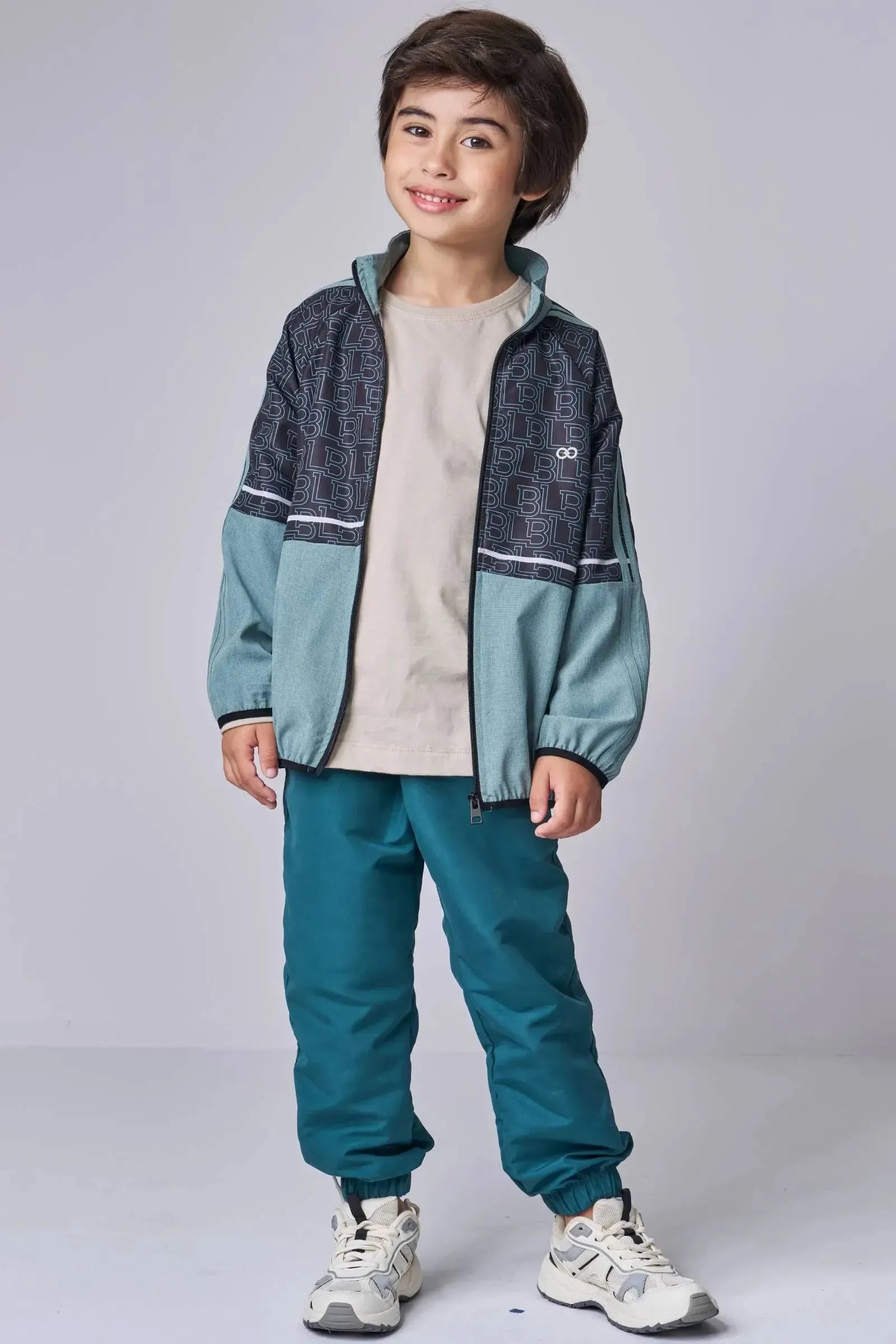 Conjunto de Jaqueta Corta Vento e Calça Jogger em Nylon 90373 LucBoo Infantil Menino