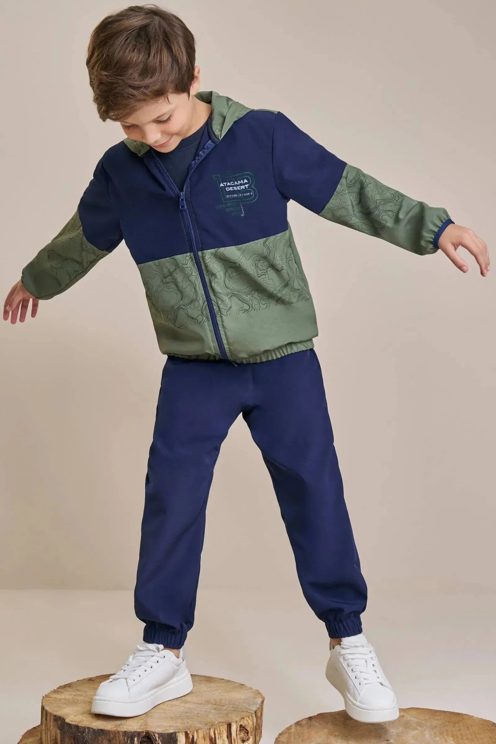 Conjunto de Jaqueta Corta Vento e Calça Jogger em Nylon com Elastano 90145 LucBoo Infantil Menino