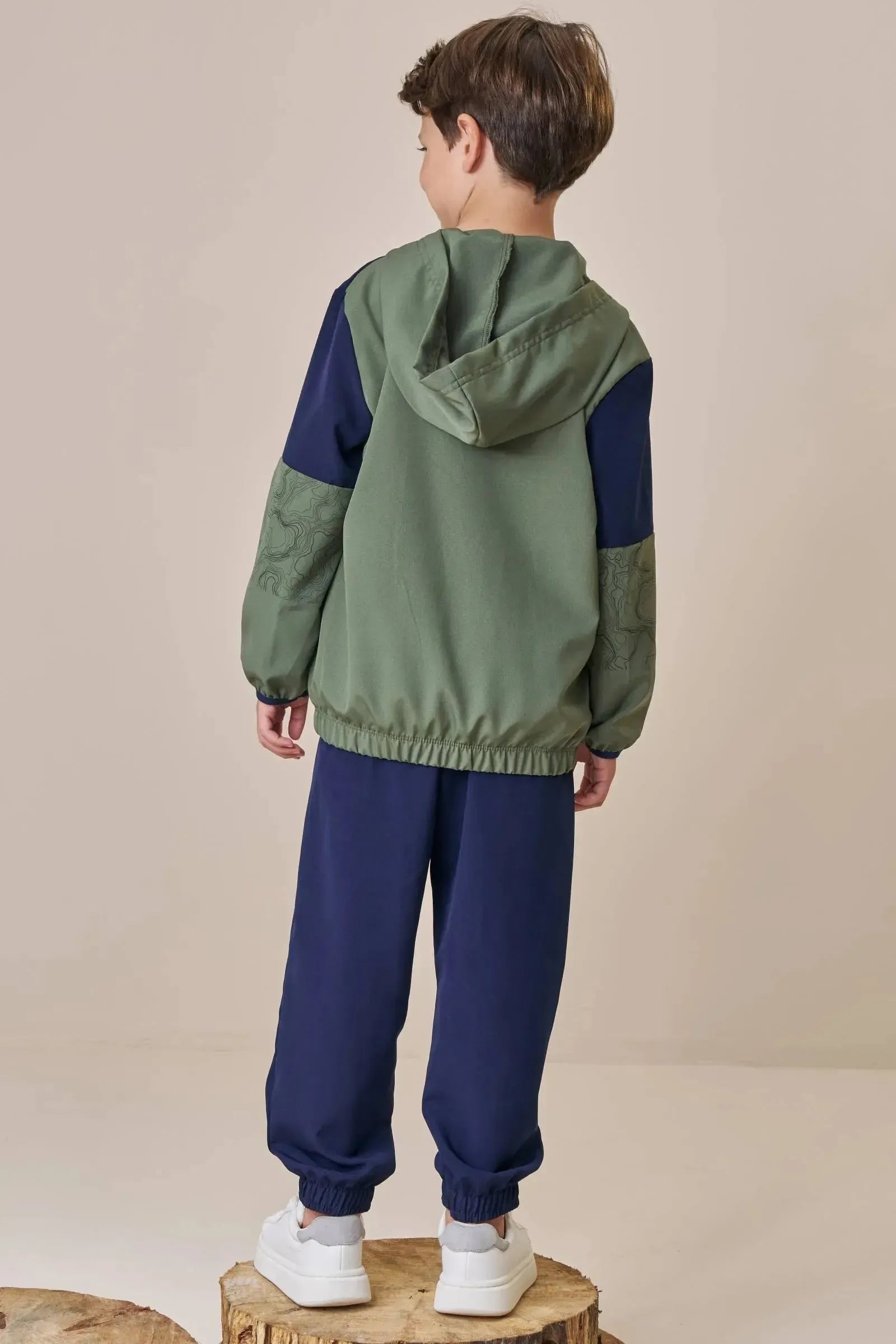 Conjunto de Jaqueta Corta Vento e Calça Jogger em Nylon com Elastano 90145 LucBoo Infantil Menino