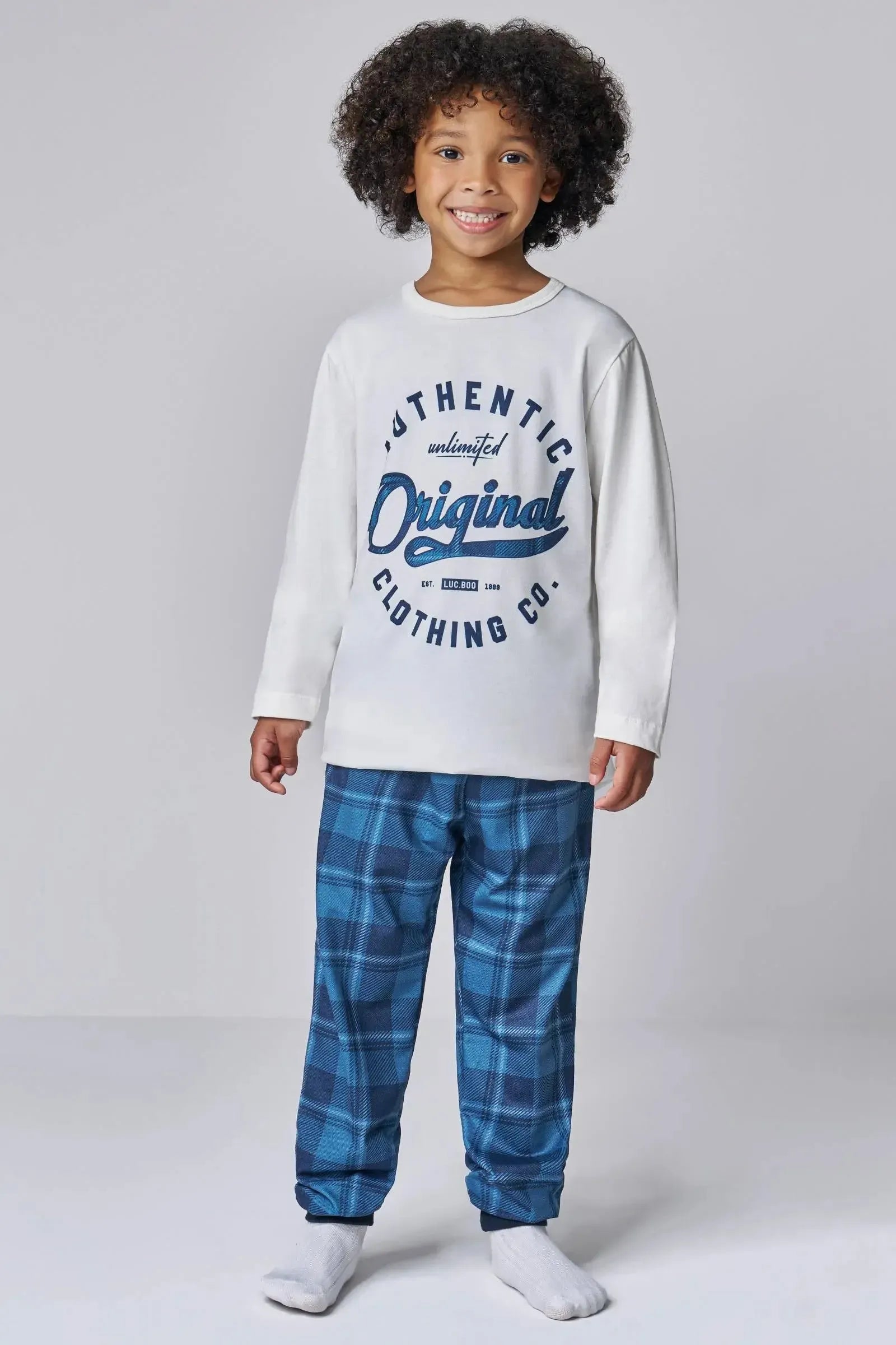 Conjunto de Pijama com Camiseta em Meia Malha e Calça em Malha Comfy 93416 LucBoo Infantil Menino