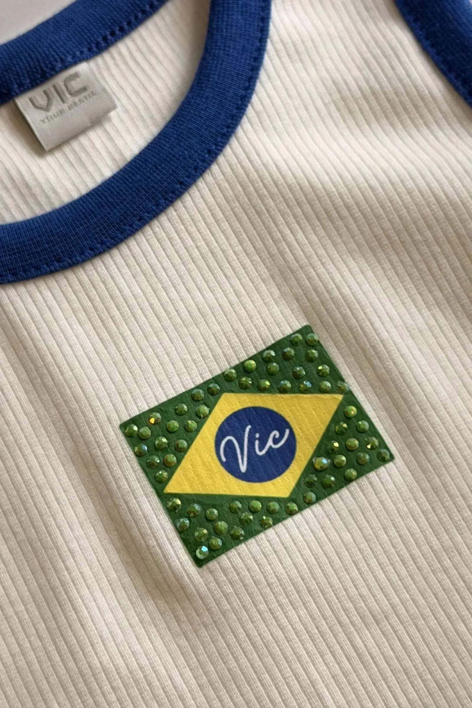 Regata em Malha Canelada Algodão Prime Conforto e Estilo Para Os Dias de Jogo. Detalhes Contrastantes e Bandeirinha Do Brasil com Strass. 99761 Vic Teen Menina