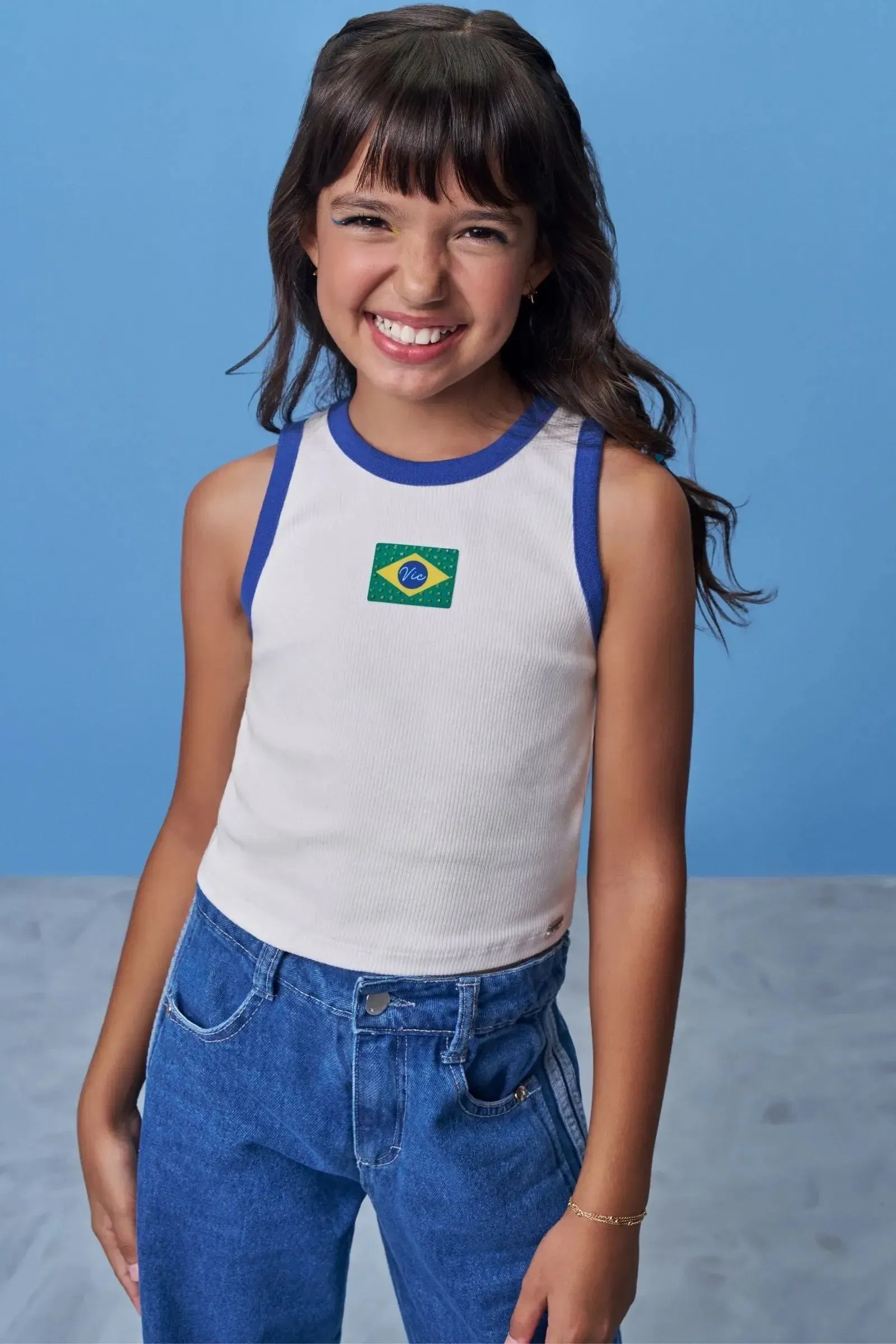 Regata em Malha Canelada Algodão Prime Conforto e Estilo Para Os Dias de Jogo. Detalhes Contrastantes e Bandeirinha Do Brasil com Strass. 99761 Vic Teen Menina
