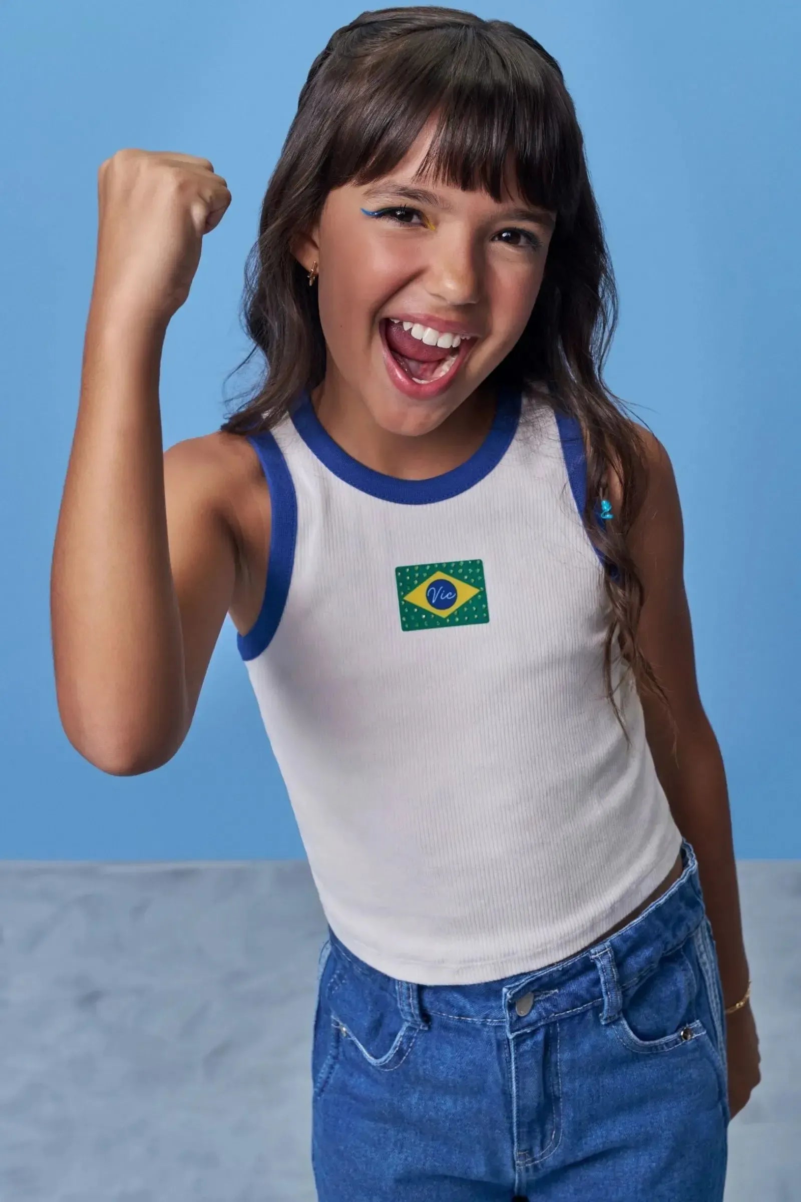 Regata em Malha Canelada Algodão Prime Conforto e Estilo Para Os Dias de Jogo. Detalhes Contrastantes e Bandeirinha Do Brasil com Strass. 99761 Vic Teen Menina