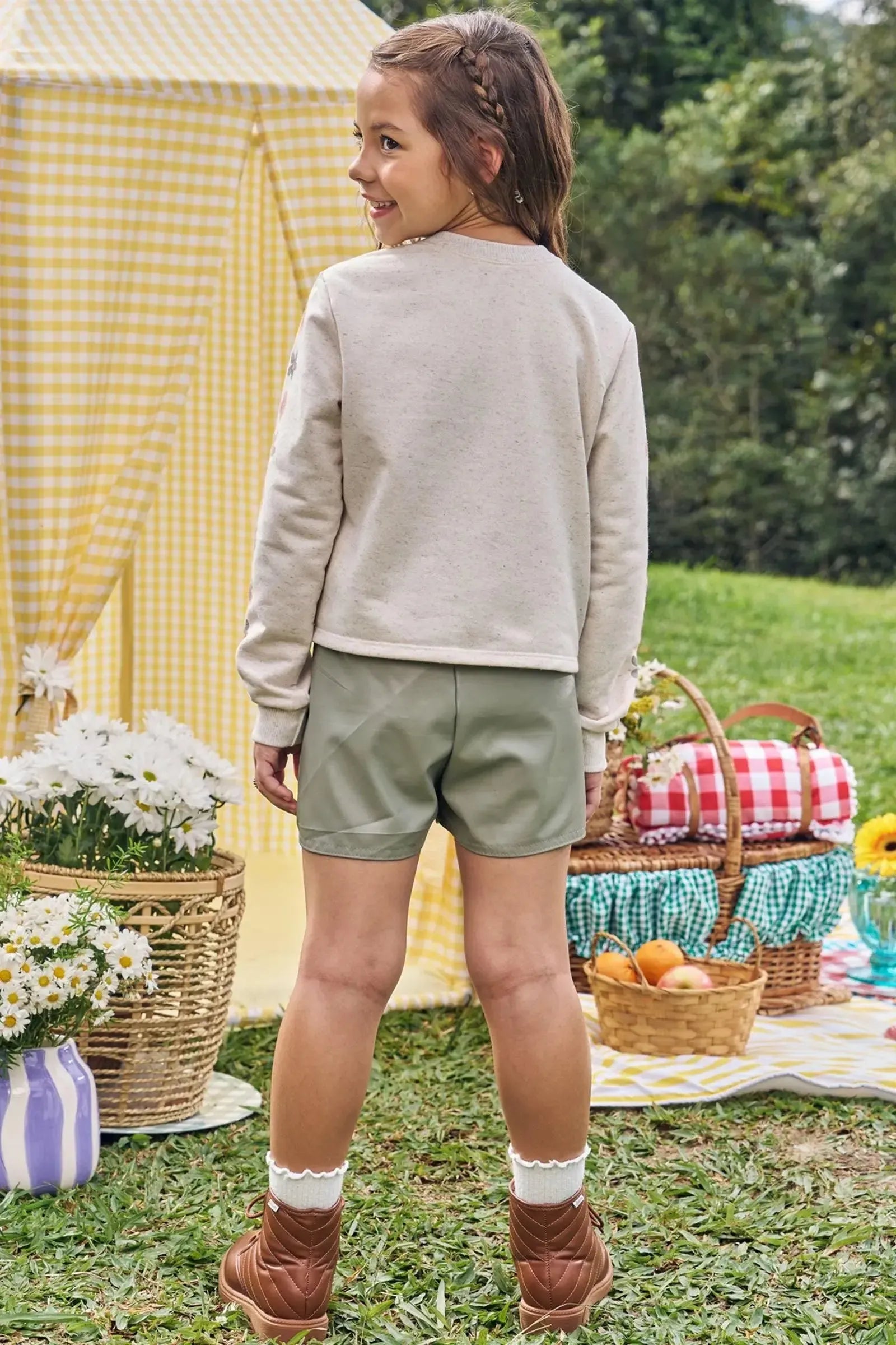 Conjunto de Blusão Boxy em Moletom Linho sem Pelúcia e Short Saia em Couro Eco 92451 Kukiê Infantil Menina