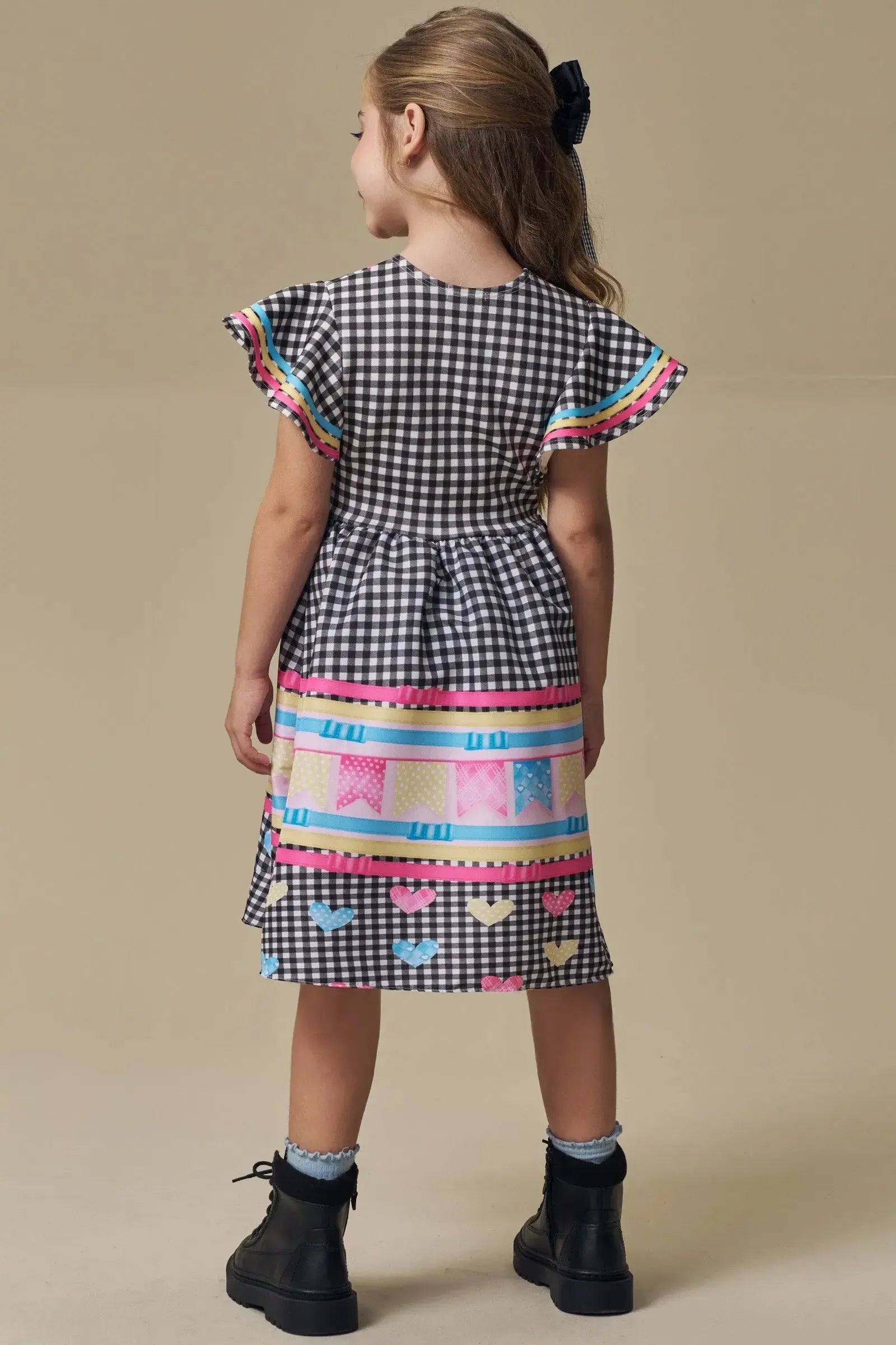 Vestido em Fly Tech e Nylon Estampa Xadrez com Bandeirinhas Coloridas e Laços Aplicados. Estilo Junino com Toque Fashion Da Infanti. 97509 Infanti Infantil Menina
