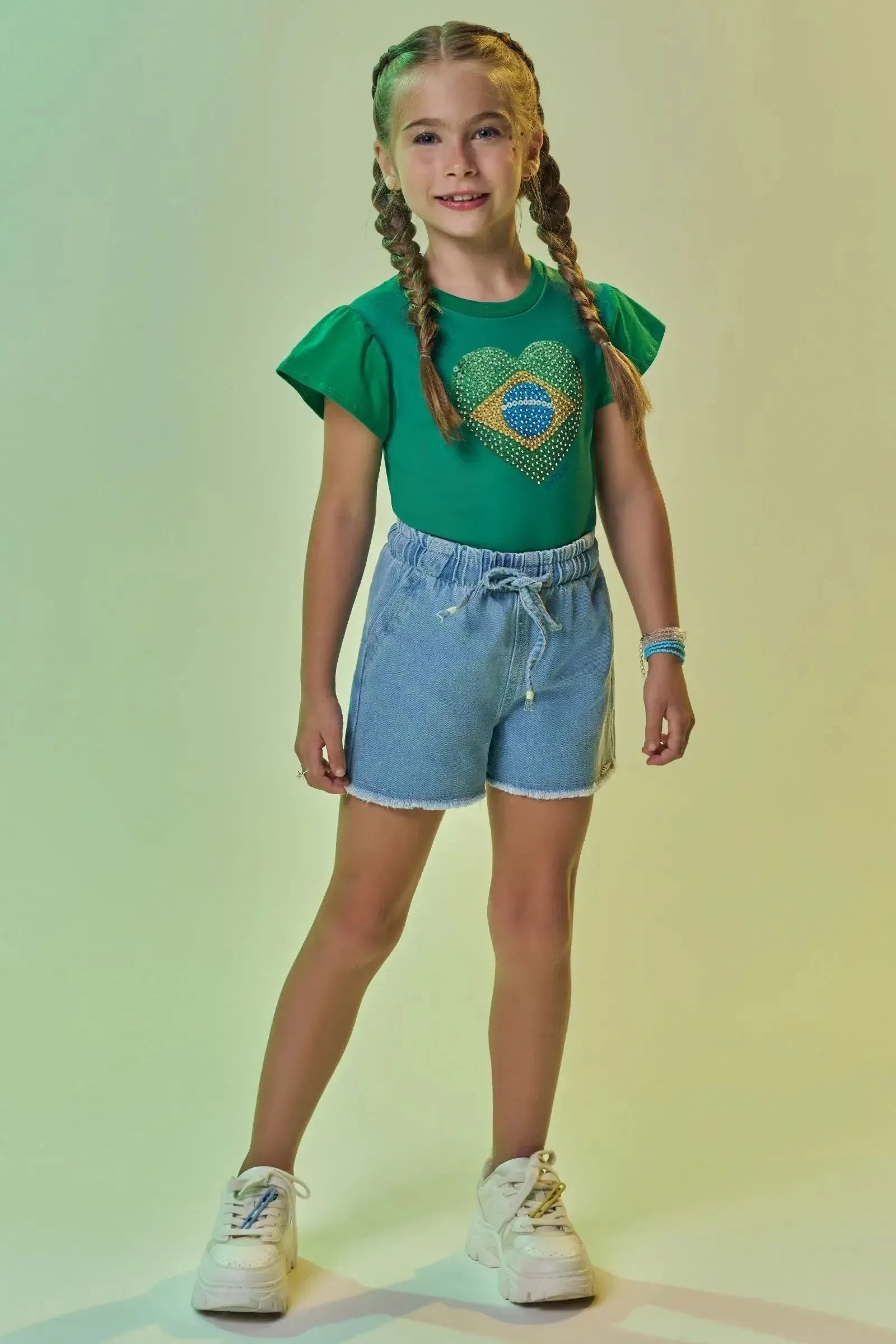Blusa em Meia Malha Algodão Prime com Detalhe Na Manga. Estampa de Coração com a Bandeira Do Brasil e Muito Brilho Para Torcer com Amor e Estilo. 99744 Infanti Infantil Menina