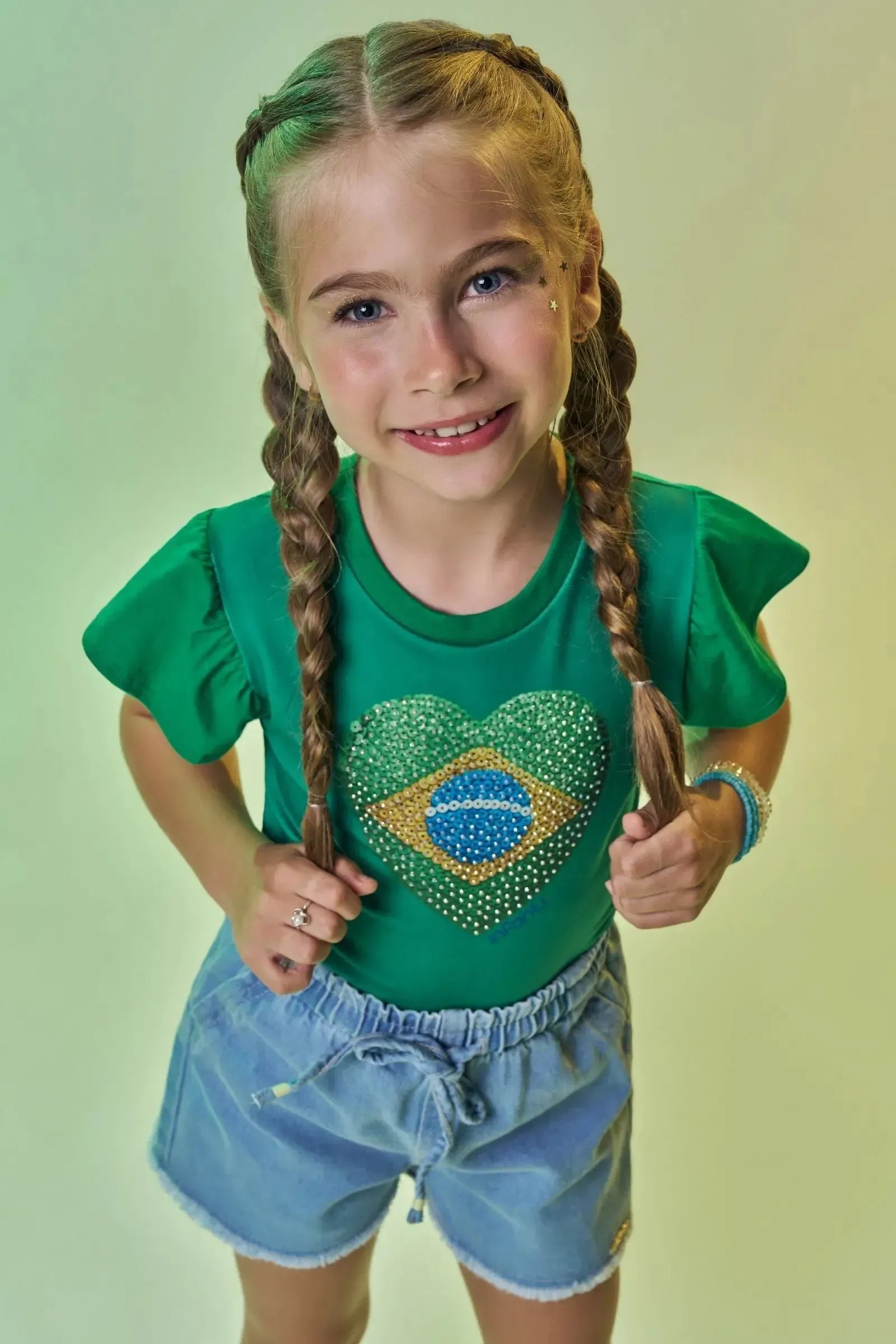 Blusa em Meia Malha Algodão Prime com Detalhe Na Manga. Estampa de Coração com a Bandeira Do Brasil e Muito Brilho Para Torcer com Amor e Estilo. 99744 Infanti Infantil Menina