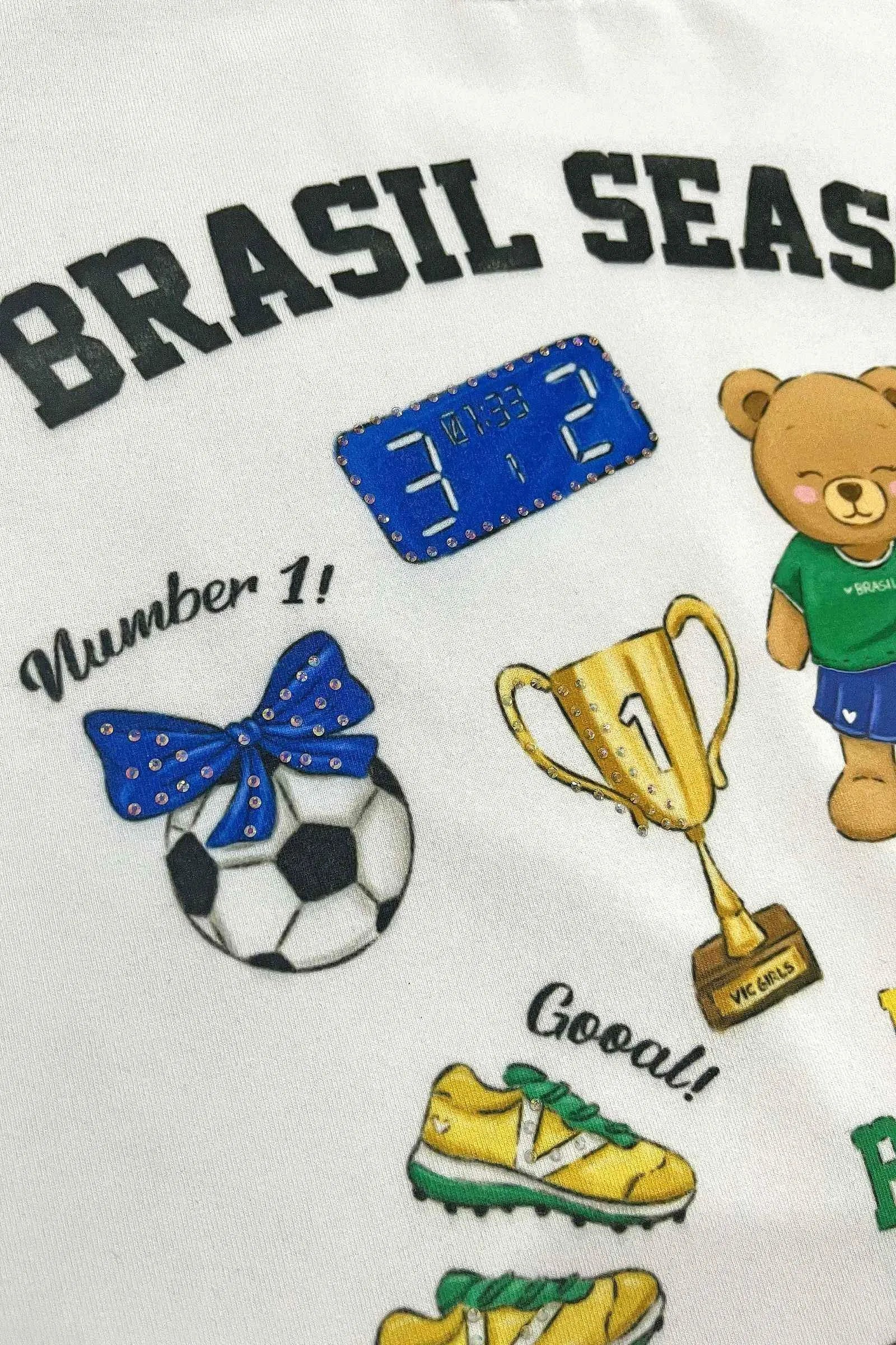 Blusa em Meia Malha Algodão Prime Conforto Para Entrar No Clima Da Copa. Estampa Temática Brasil em Estilo Fun Divertida e com Detalhes em Strass. 99762 Vic Teen Menina