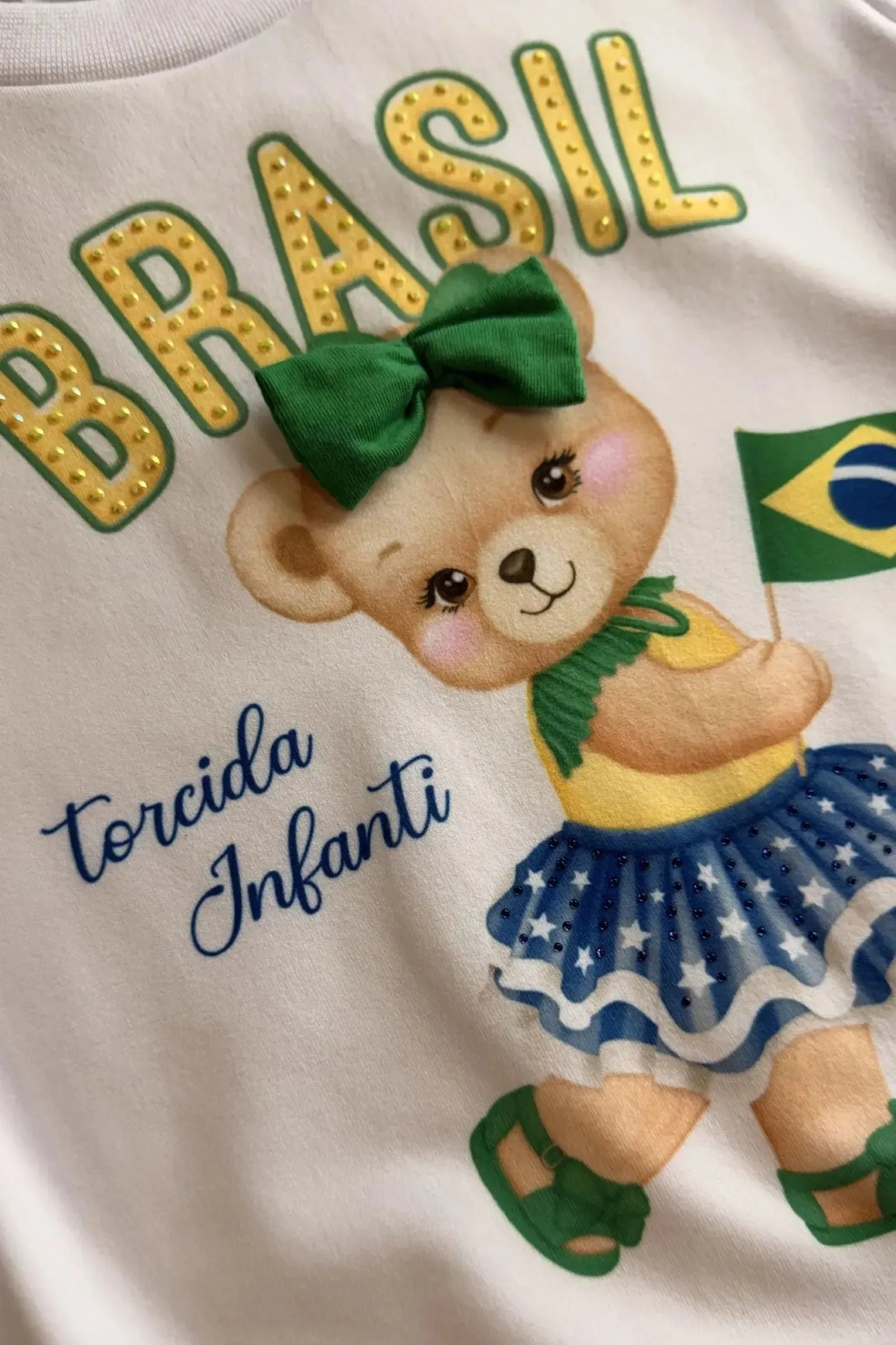 Blusa em Meia Malha Algodão Prime Conforto Para Vibrar Pelo Brasil! Estampa com a Ursinha Da Torcida Infanti Laço Aplicado e Detalhes em Strass. 99741 Infanti Infantil Menina