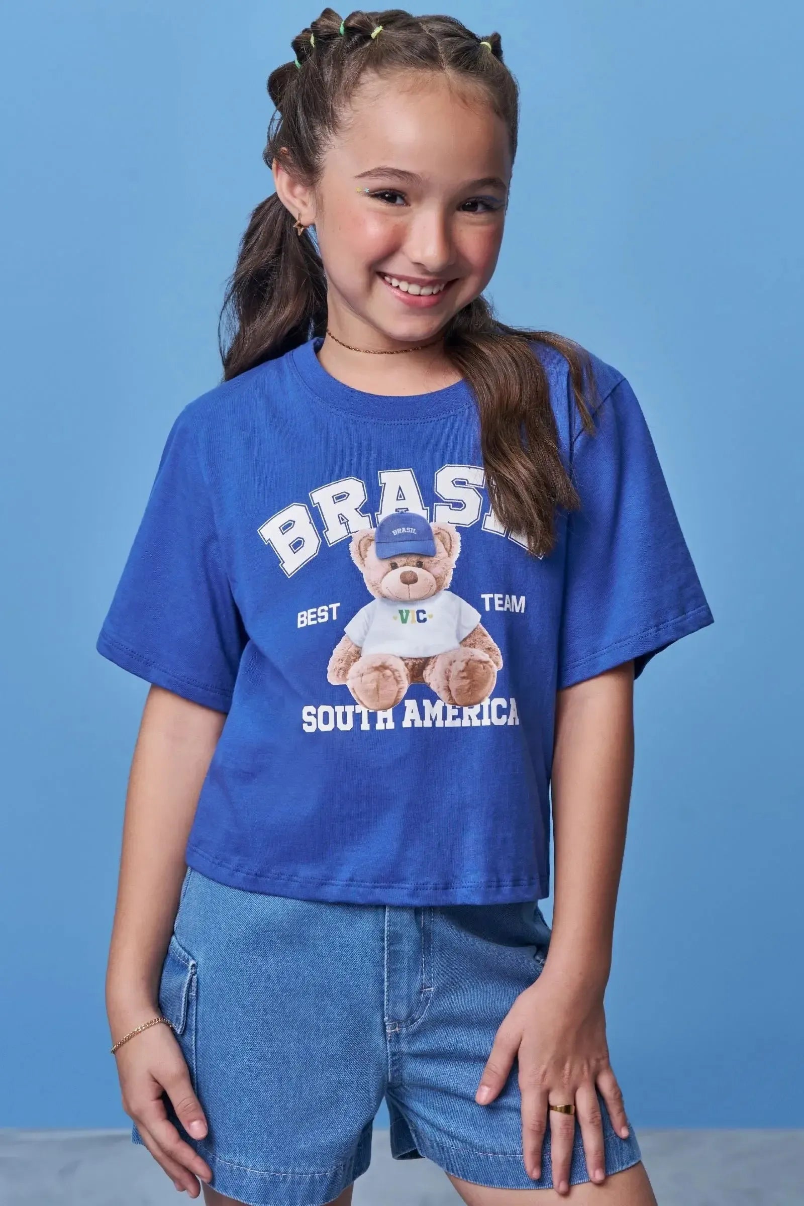 Blusa em Meia Malha Algodão Prime. Estampa de Urso Torcedor em Alta Definição Moderna e Divertida Perfeita Para Entrar No Clima Da Torcida Vic. 99760 Vic Teen Menina