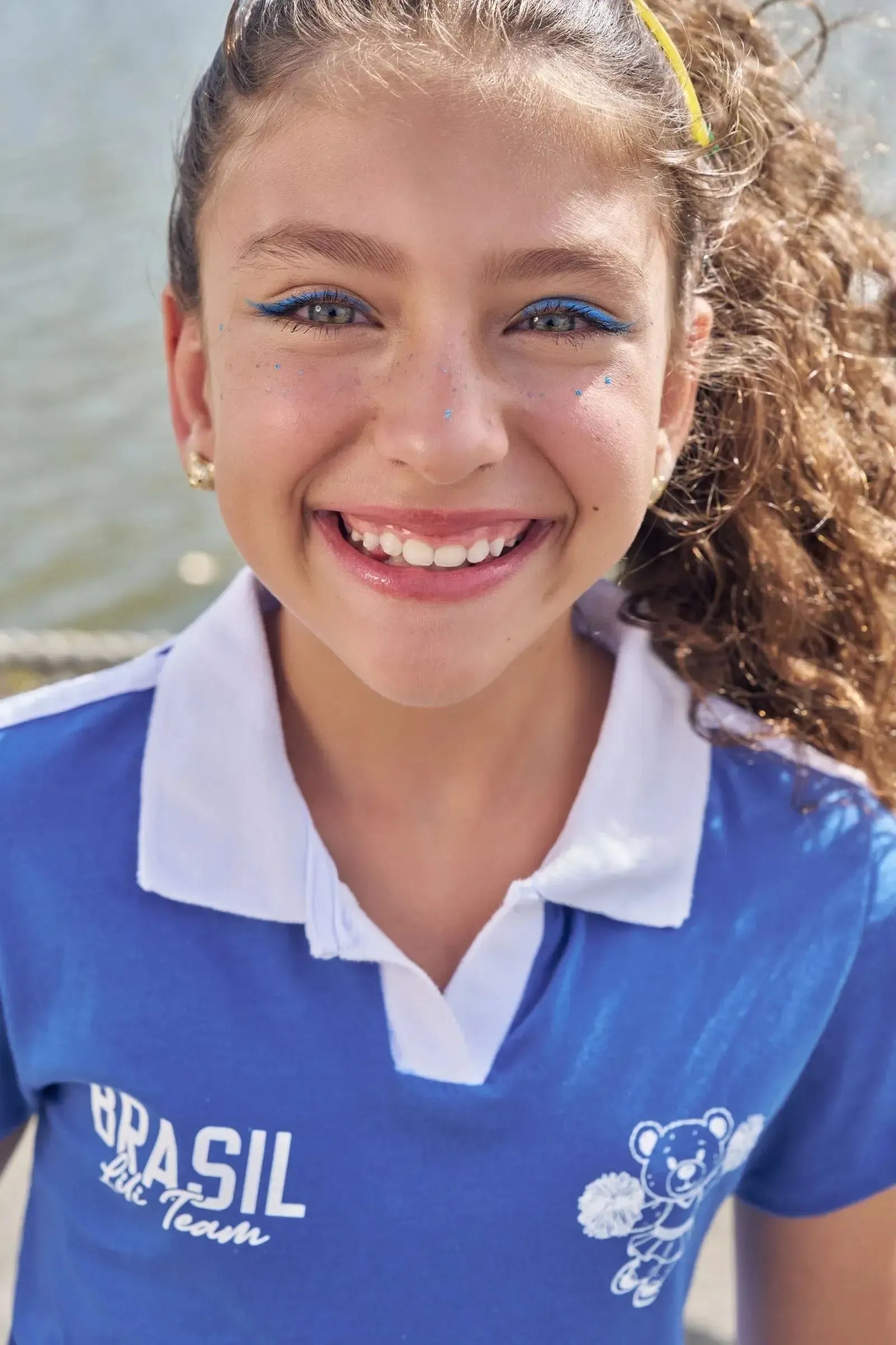 Blusa em Meia Malha Algodão Prime Gola em Retilínea Contrastante Friso Nas Mangas e Estampa de Ursa Torcedora. Entre No Clima Da Copa com Lili Team! 99694 Lilimoon Teen Menina