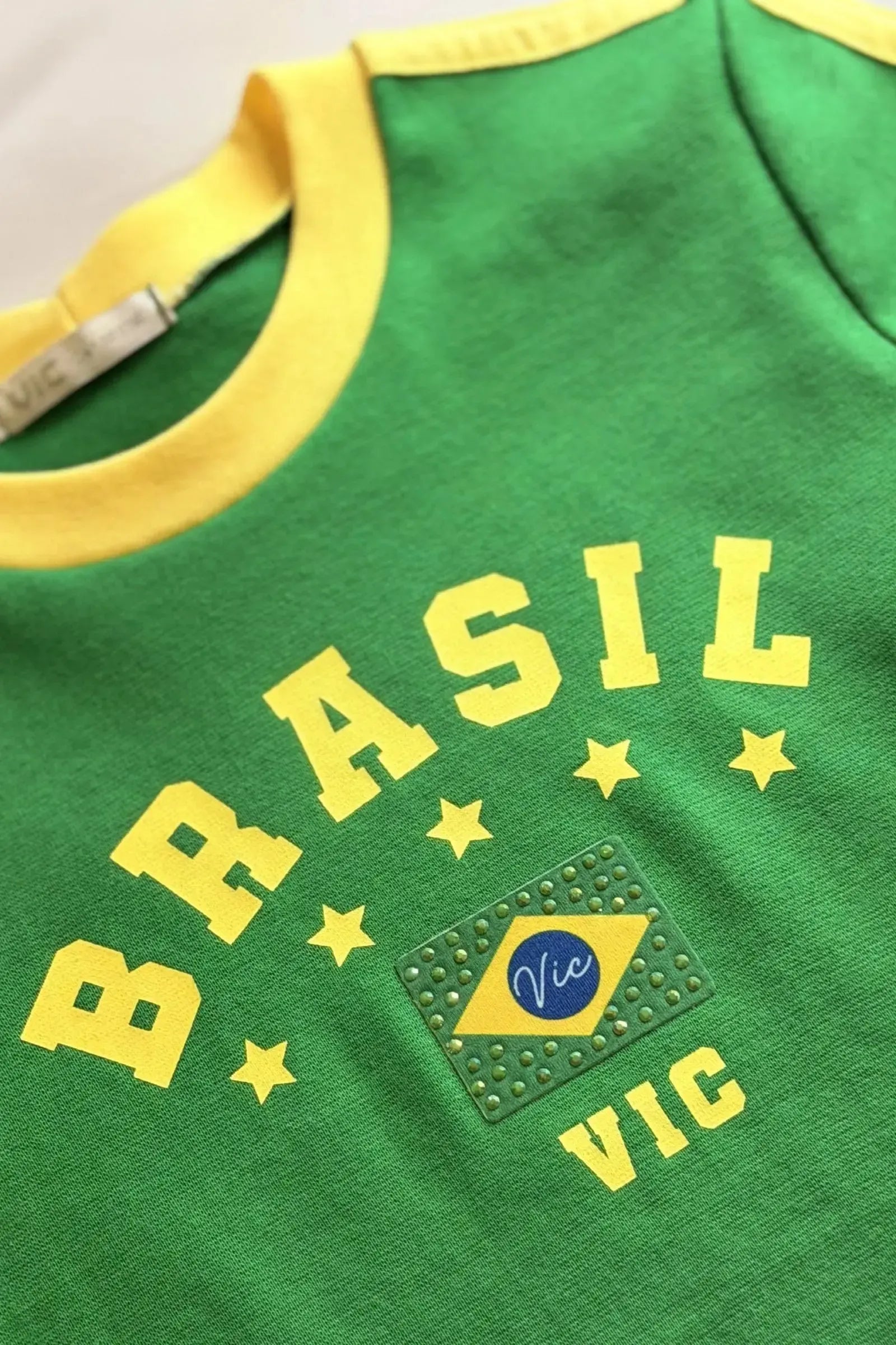 Blusa em Ribana Canelada Algodão Prime. A Estampa Brasil e a Bandeira com Strass Trazem a Energia Da Torcida Verde e Amarela com Atitude Vic. 99759 Vic Teen Menina