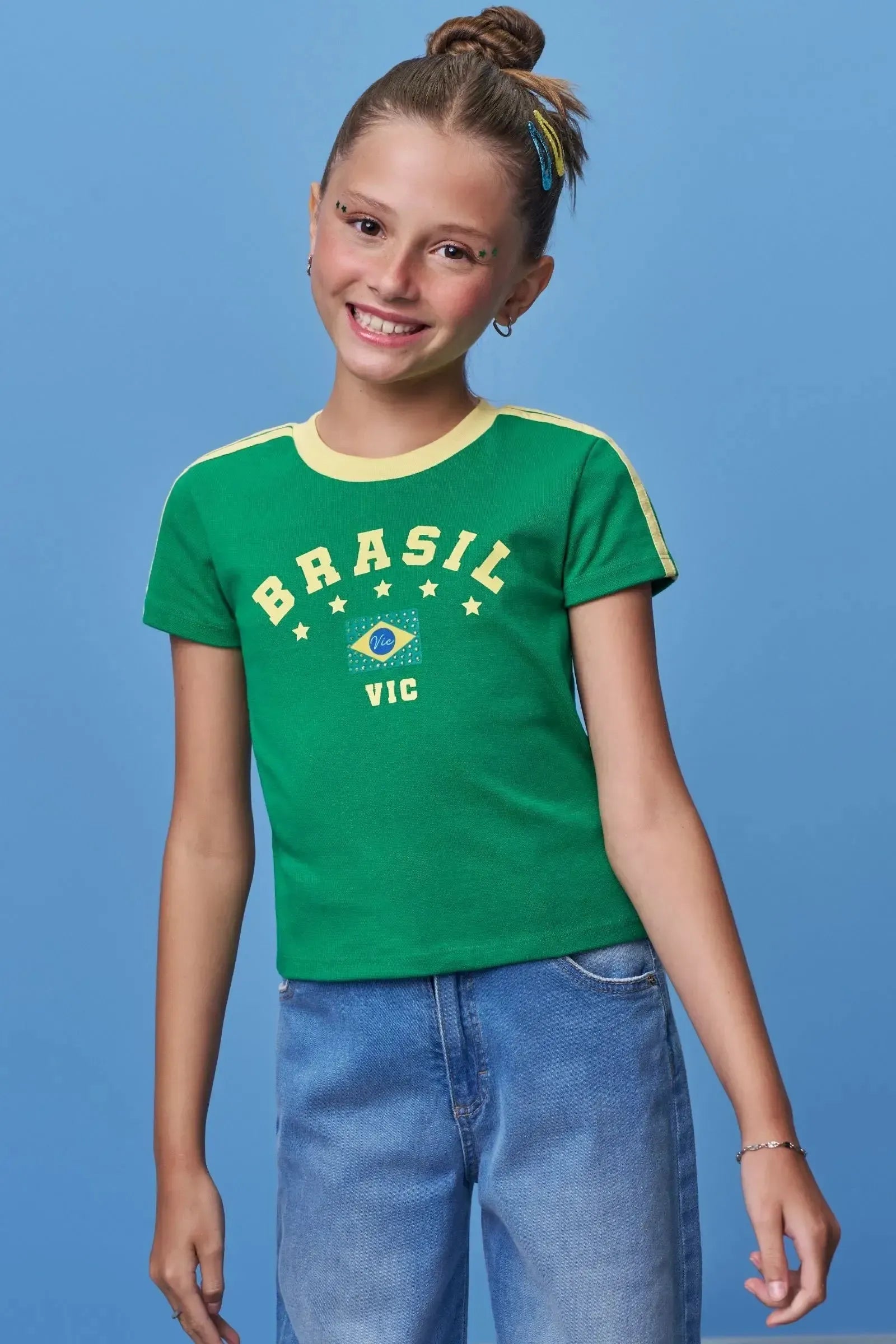 Blusa em Ribana Canelada Algodão Prime. A Estampa Brasil e a Bandeira com Strass Trazem a Energia Da Torcida Verde e Amarela com Atitude Vic. 99759 Vic Teen Menina