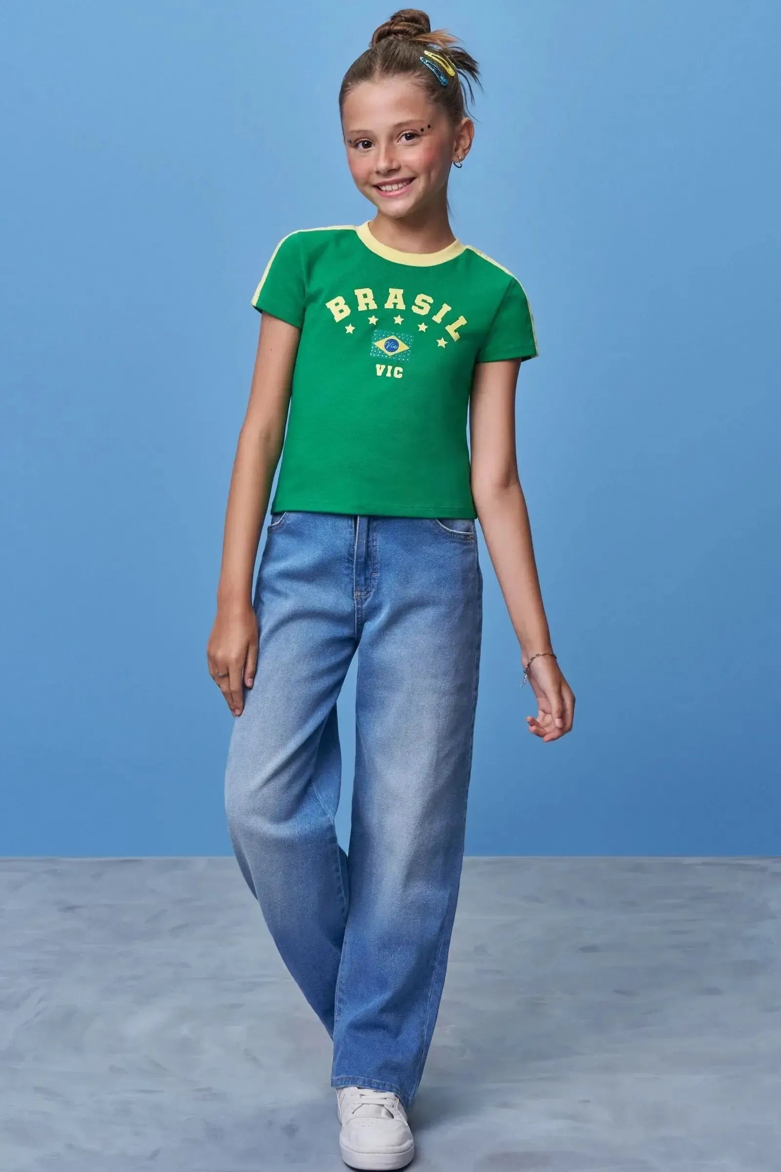 Blusa em Ribana Canelada Algodão Prime. A Estampa Brasil e a Bandeira com Strass Trazem a Energia Da Torcida Verde e Amarela com Atitude Vic. 99759 Vic Teen Menina