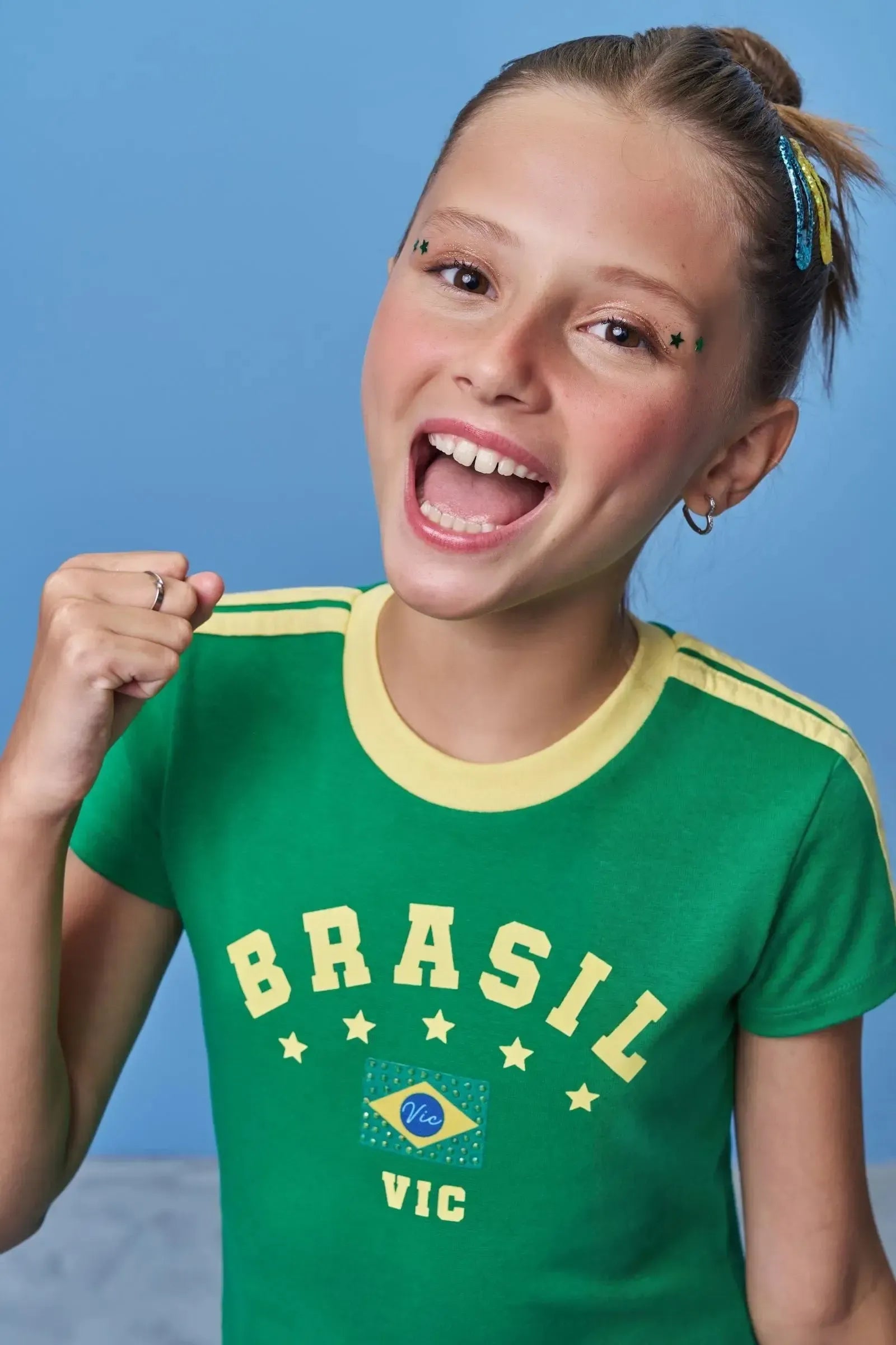 Blusa em Ribana Canelada Algodão Prime. A Estampa Brasil e a Bandeira com Strass Trazem a Energia Da Torcida Verde e Amarela com Atitude Vic. 99759 Vic Teen Menina