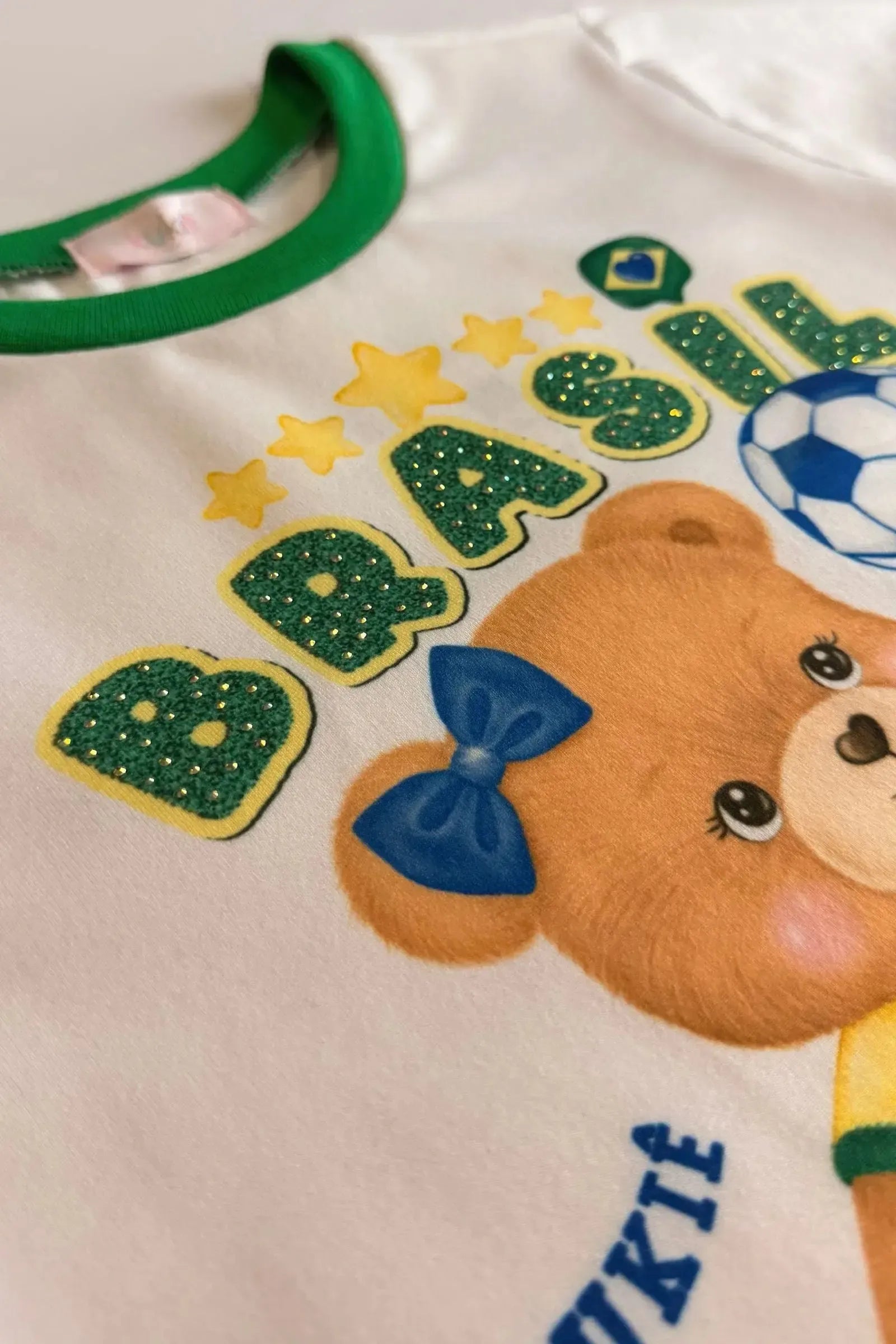 Camiseta em Meia Malha Algodão Prime com Ursinha Jogadora Pronta Para Conquistar O Hexa Pelo Brasil. Une Fofura e Conforto Para Torcer com Alegria. 99740 Kukiê Infantil Menina